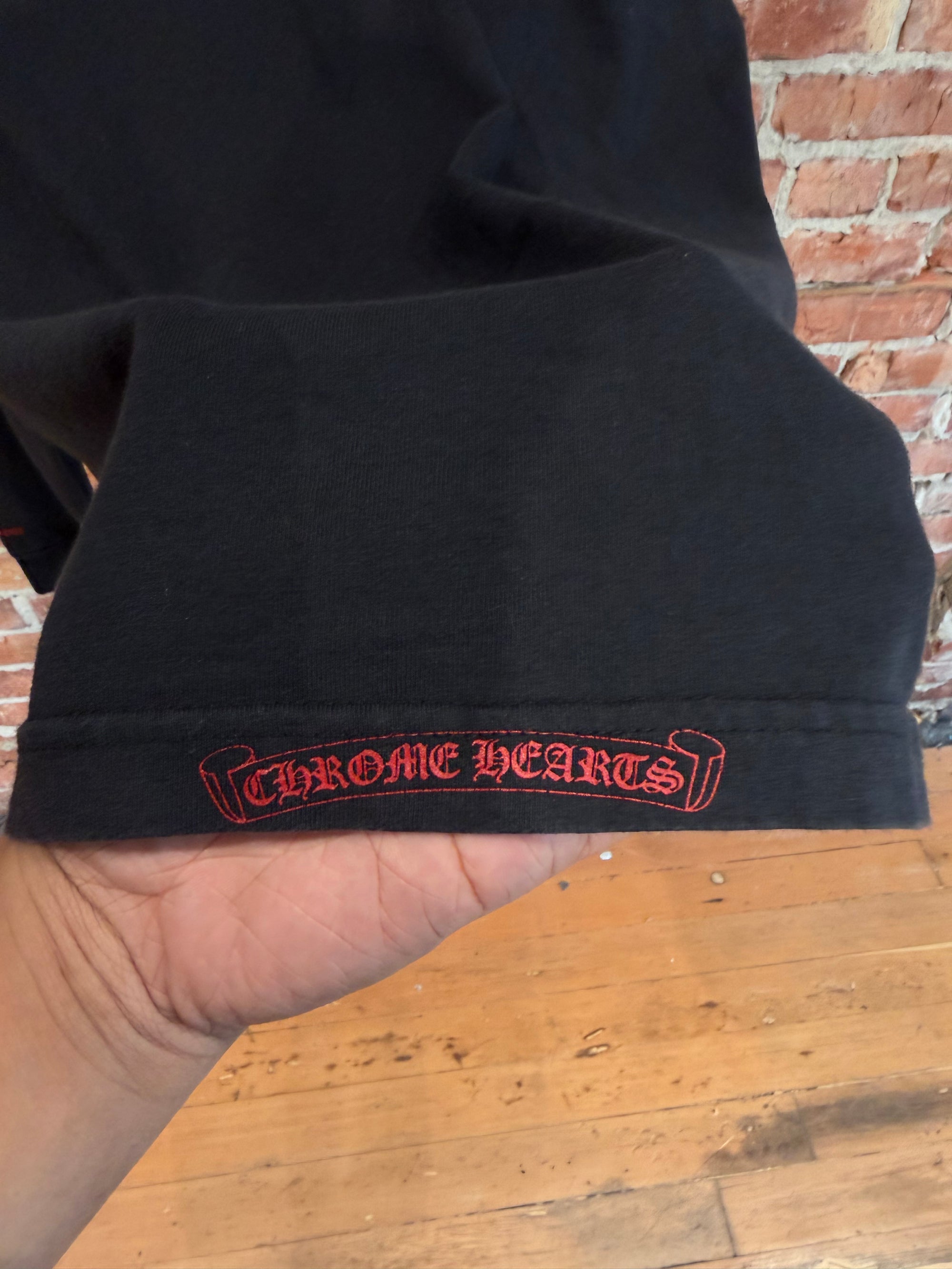 CHROME HEARTS VINTAGE SPELLOUT POCKET LONGSLEEVE ‘BLACK/RED’