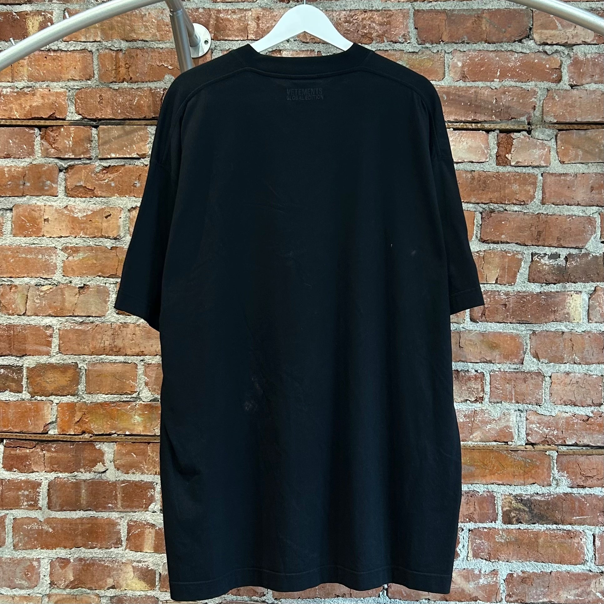 VETEMENTS AW21 THINK GLOBALLY RAINBOW TEE ‘BLACK’