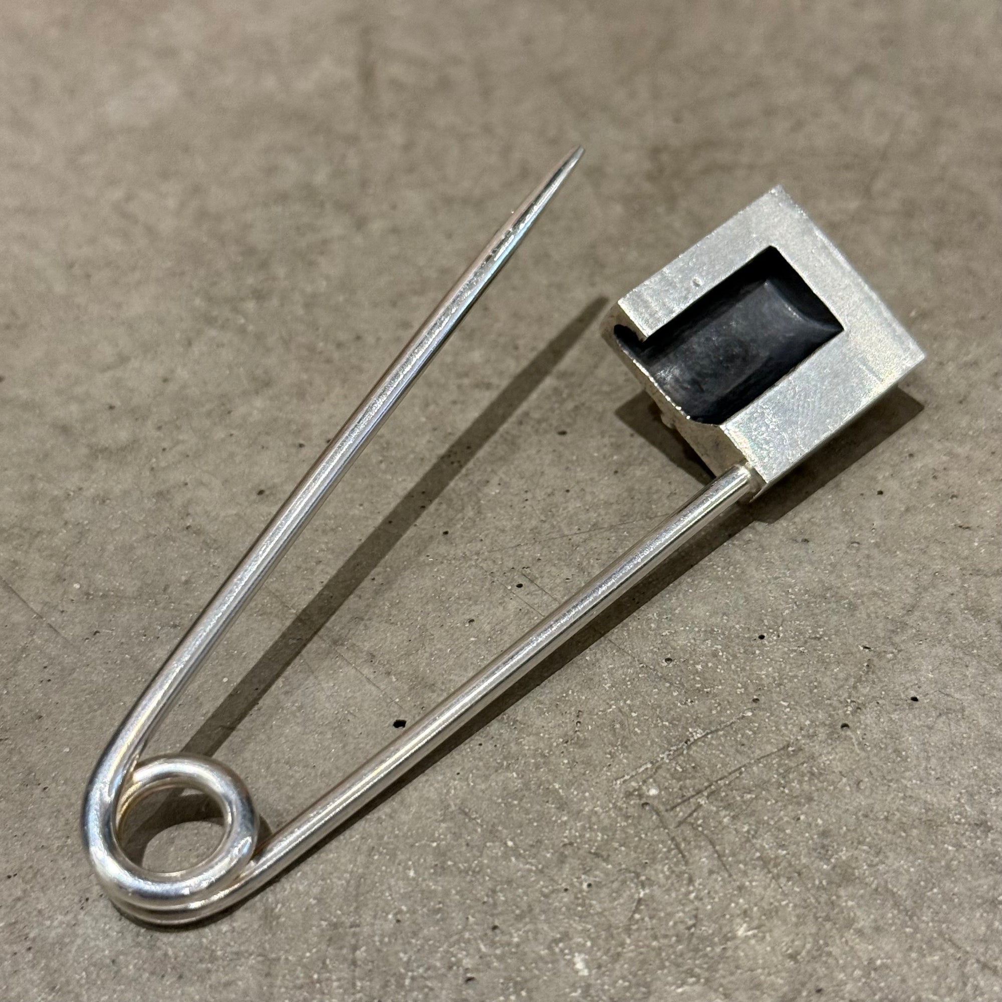 CHROME HEARTS PYRAMID PLUS LARGE SAFETY PIN ‘SILVER’