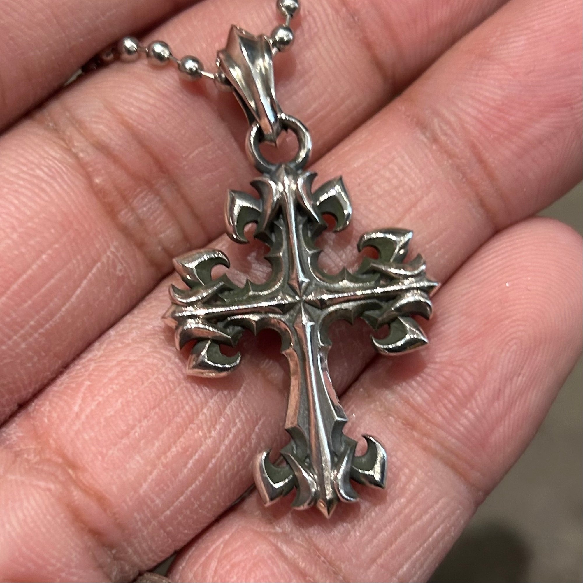 DEAL DESIGN GL CROSS SML NECKLACE ‘SILVER’