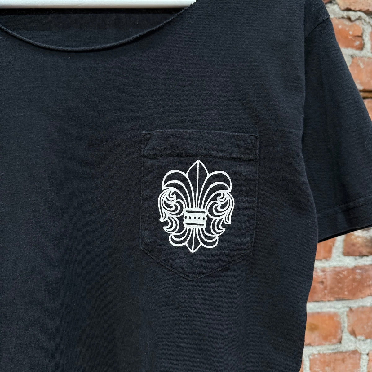 CHROME HEARTS VINTAGE NYC EXCLUSIVE FLEUR POCKET TEE ‘BLACK’