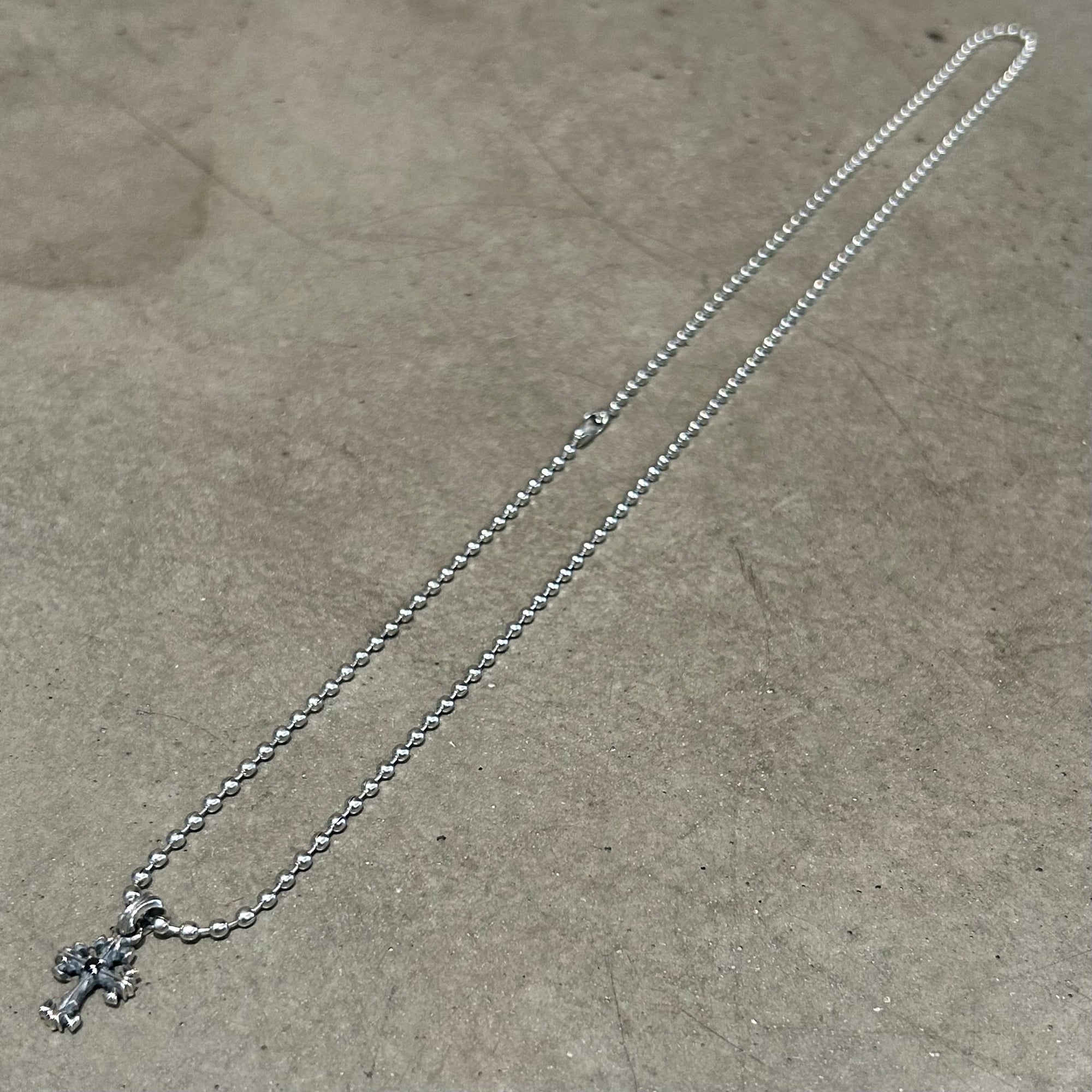DEAL DESIGN GL CROSS XXS ONYX NECKLACE ‘SILVER’