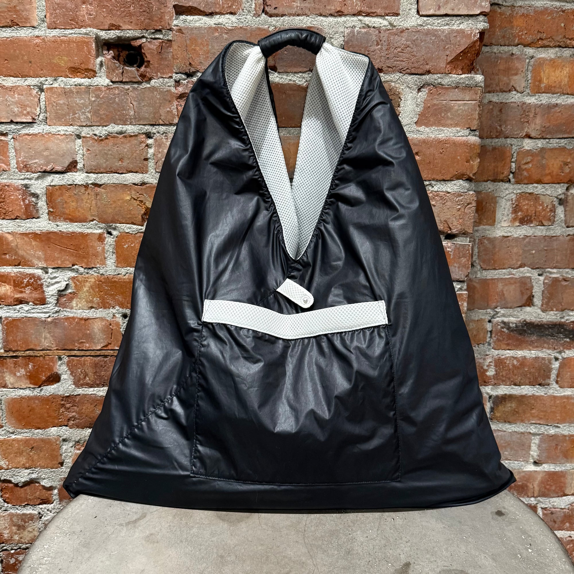 MM6 SIDE SLING REVERSIBLE BAG ‘BLACK/WHITE’
