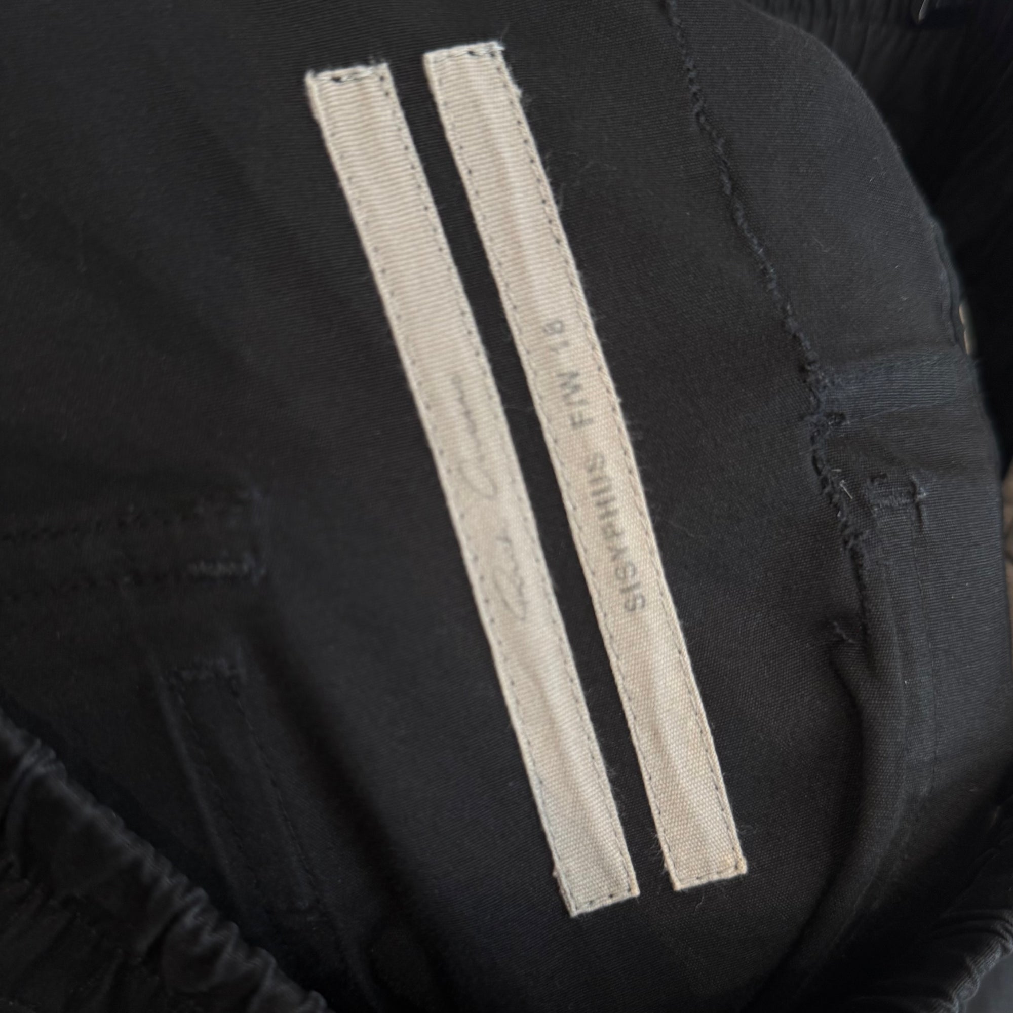 RICK OWENS FW18 SISYPHUS POD CARGO SHORTS ‘BLACK’