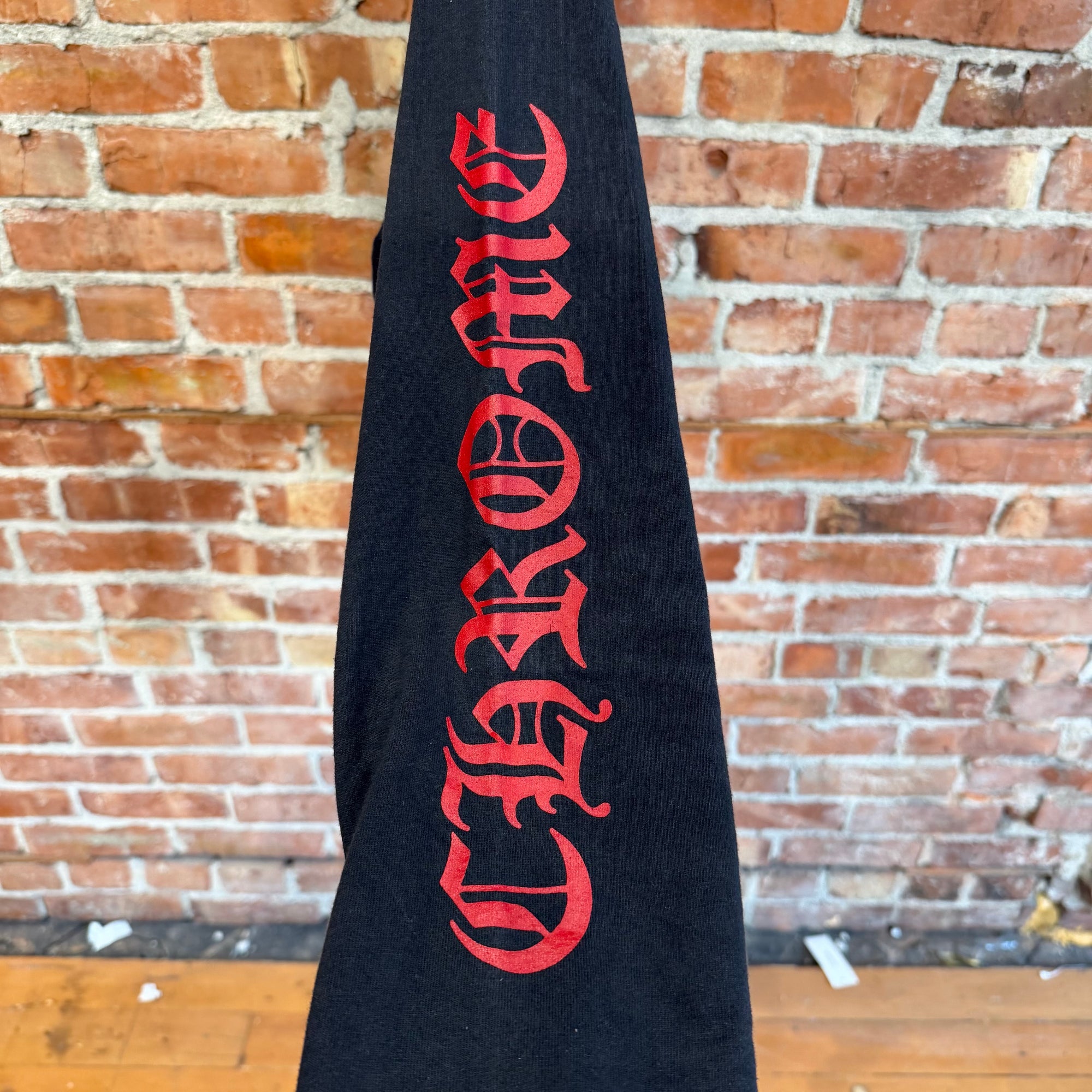CHROME HEARTS VINTAGE SPELLOUT POCKET LONGSLEEVE ‘BLACK/RED’