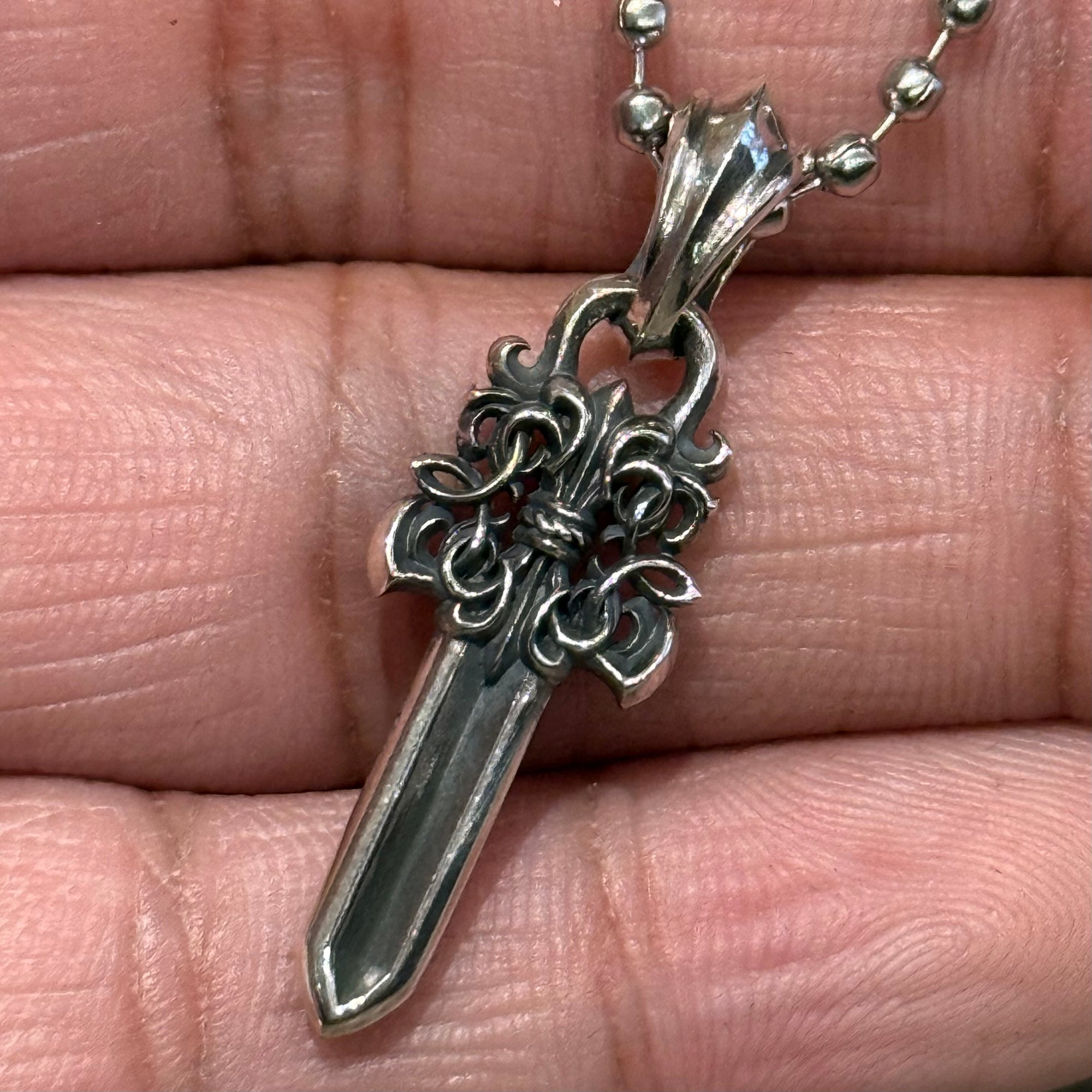 DEAL DESIGN KG DAGGER SML NECKLACE ‘SILVER’