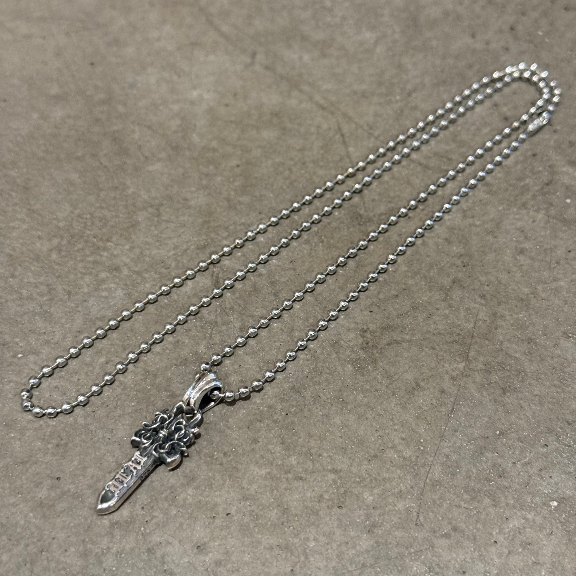 DEAL DESIGN KG DAGGER SML NECKLACE ‘SILVER’