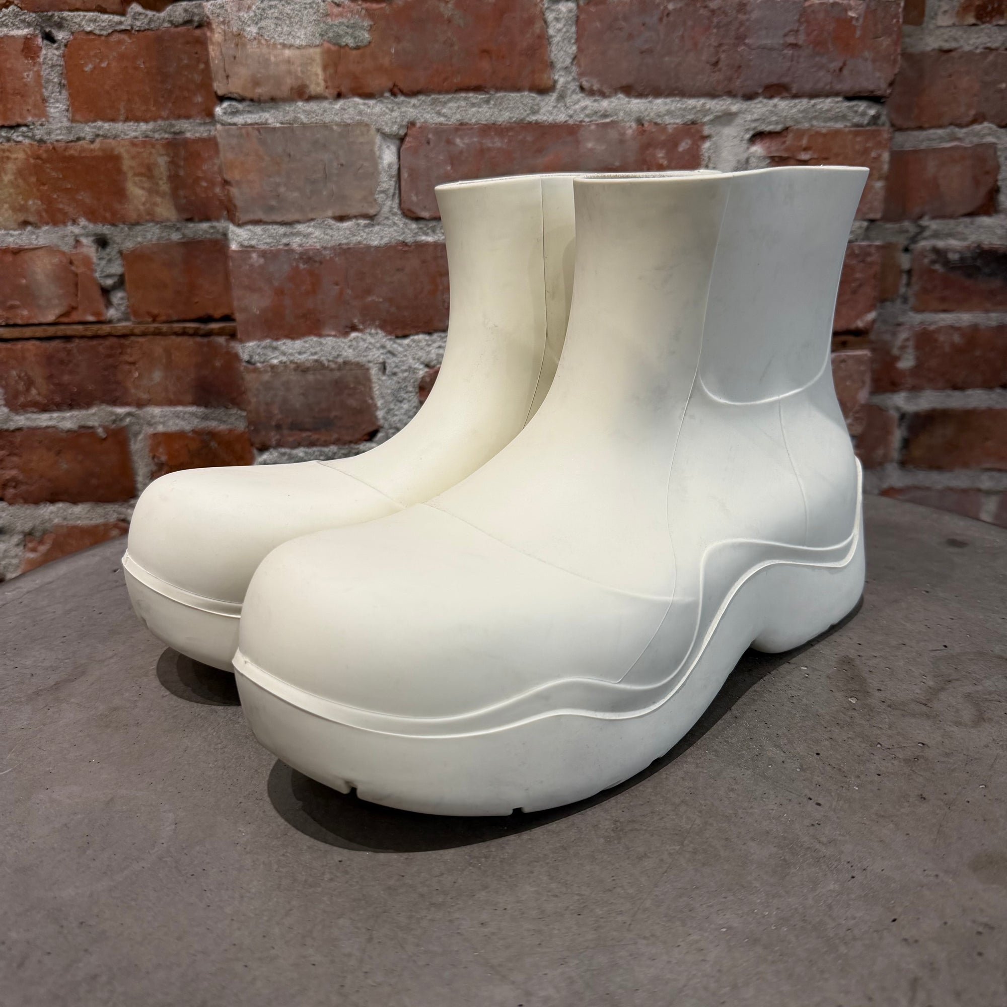 BOTTEGA VENETA PUDDLE BOOTS ‘SALT’