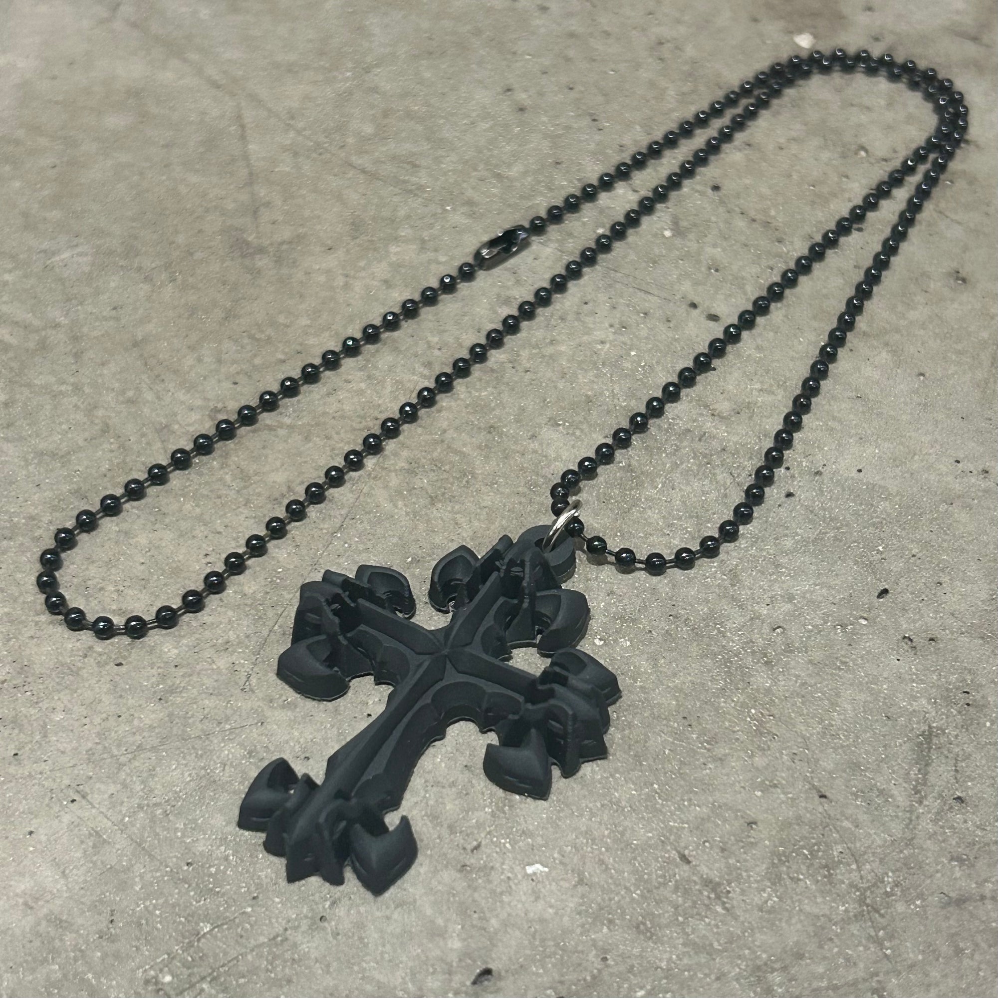 DEAL DESIGN SILICONE GL CROSS NECKLACE ‘BLACK’