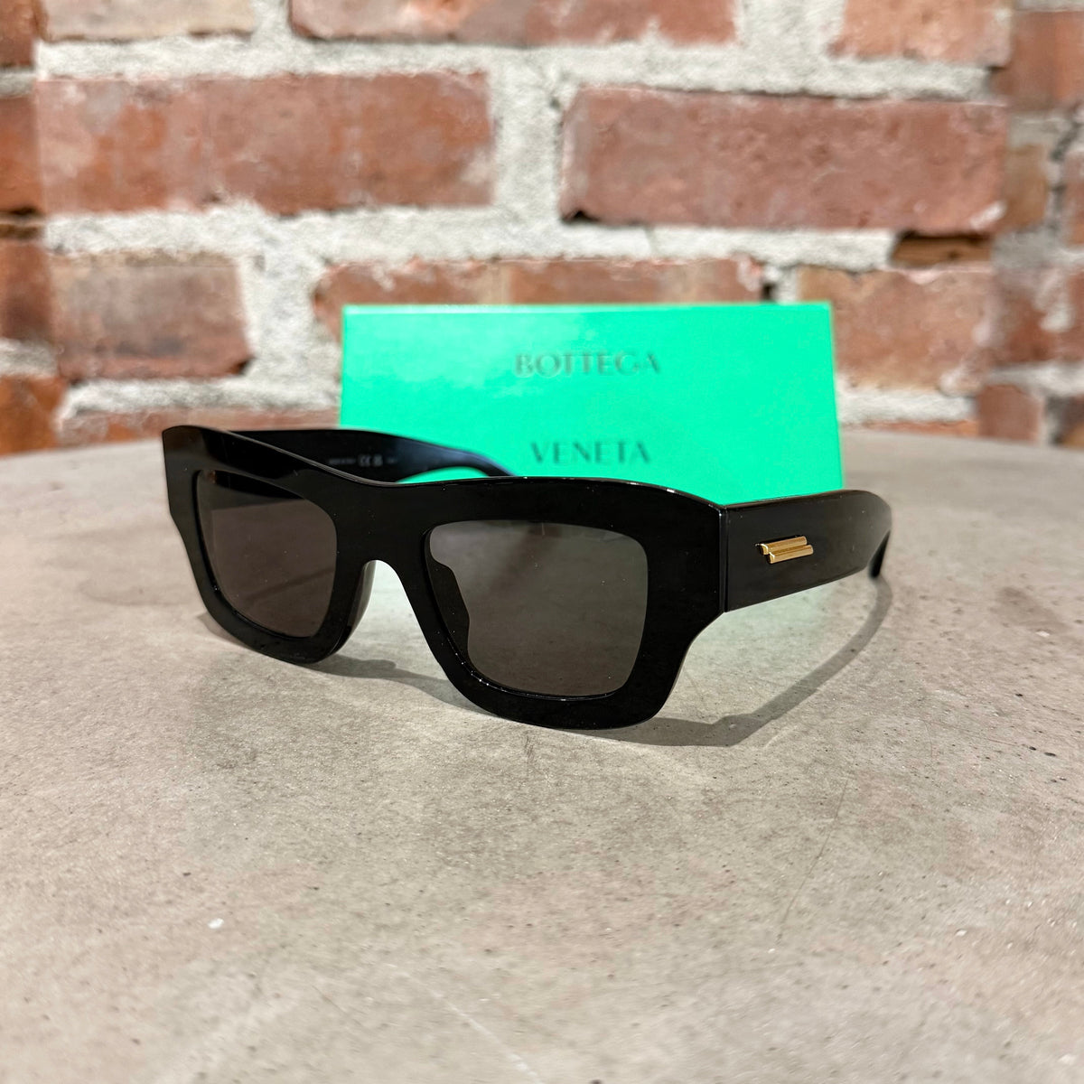 BOTTEGA VENETA BV1357S SQUARE FRAME SUNGLASSES ‘BLACK’