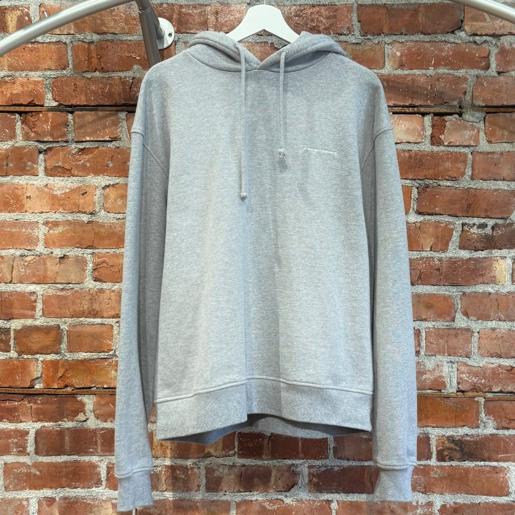 JACQUEMUS EMBROIDERED SCRIPT LOGO HOODIE ‘GREY’