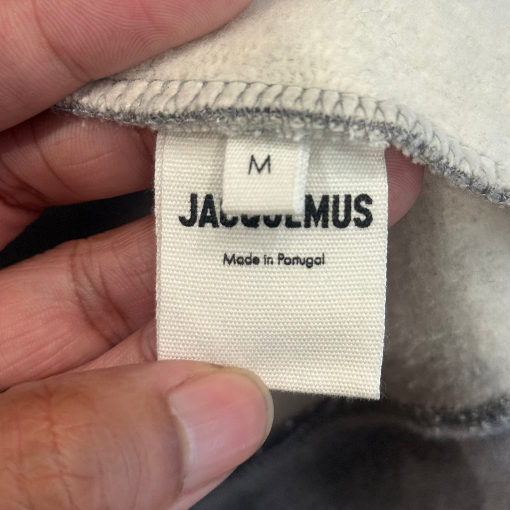 JACQUEMUS EMBROIDERED SCRIPT LOGO HOODIE ‘GREY’