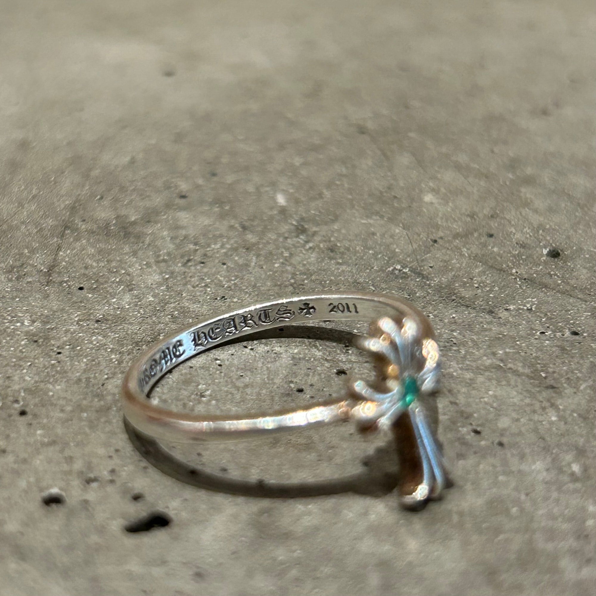CHROME HEARTS EMERALD CROSS BUBBLEGUM RING 'SILVER'