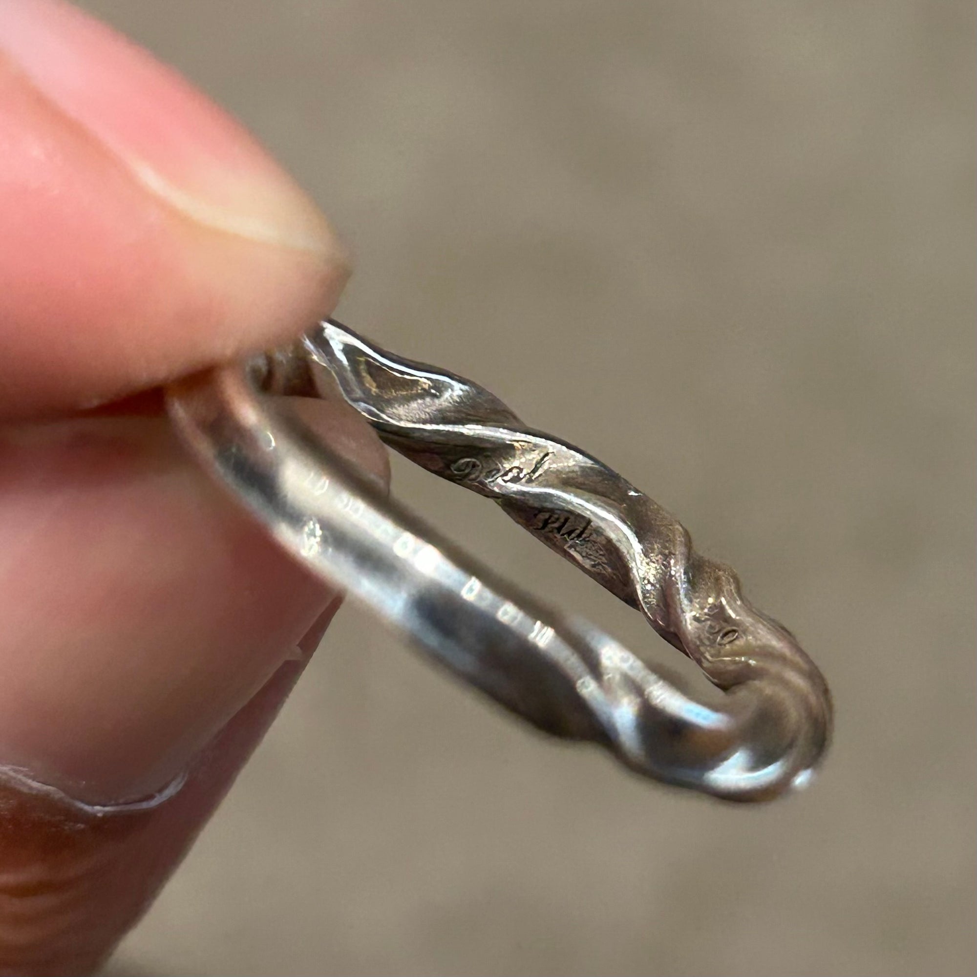 DEAL DESIGN REVERSE TWIST SCROLL RING 'SILVER'