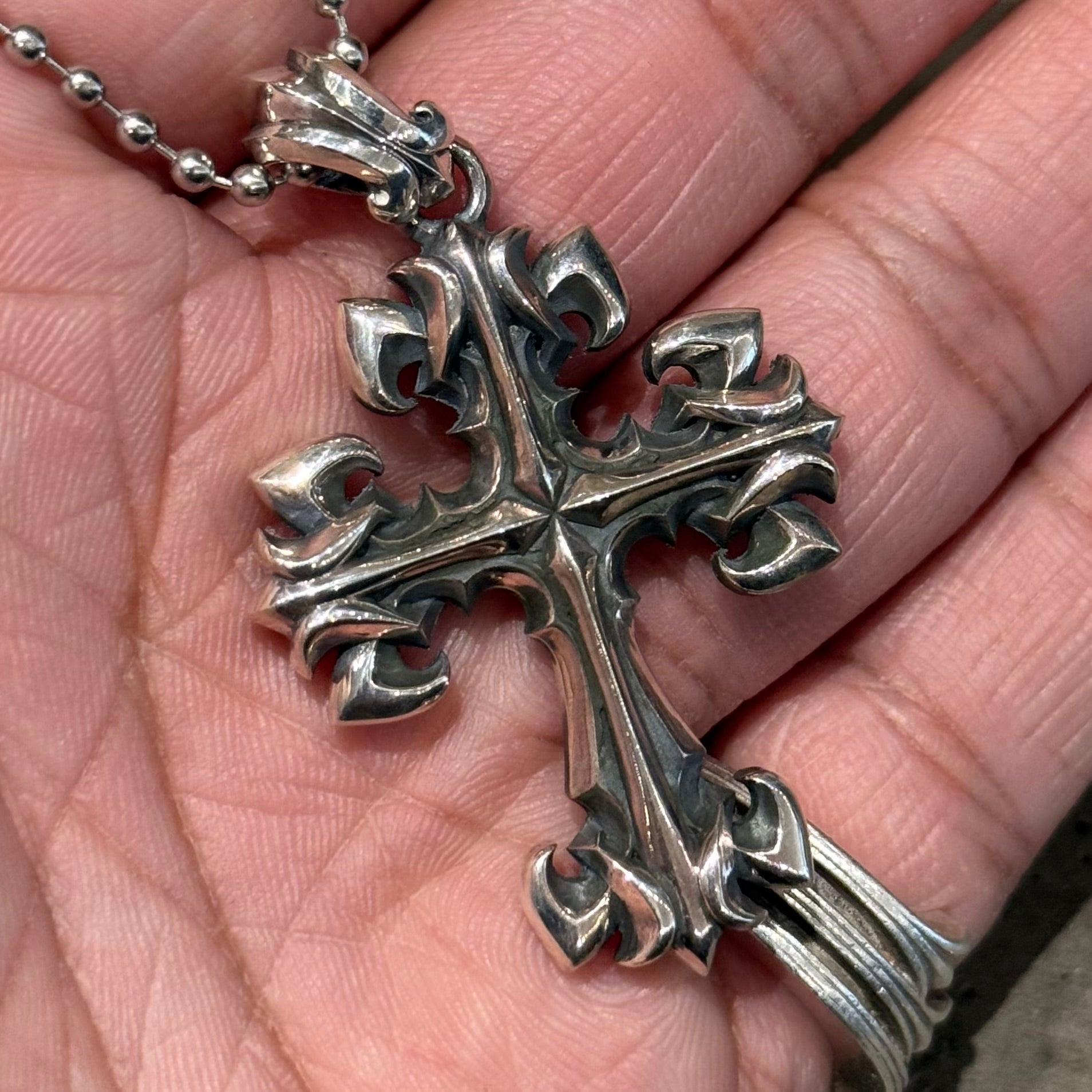 DEAL DESIGN GL CROSS MED NECKLACE ‘SILVER’