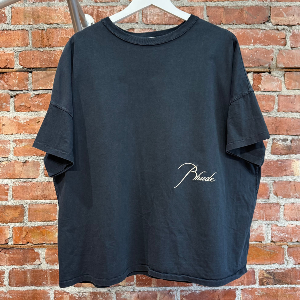 RHUDE BOXY SCRIPT TEE ‘BLACK’