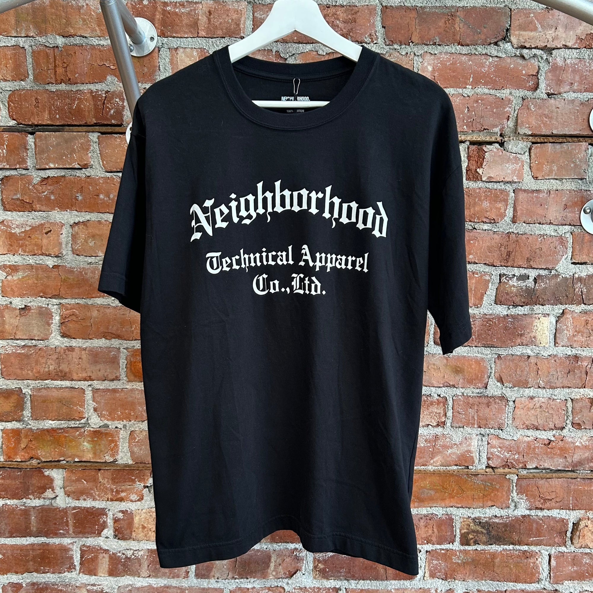 NEIGHBORHOOD TECHNICAL APPAREL OLD ENGLISH TEE ‘BLACK’