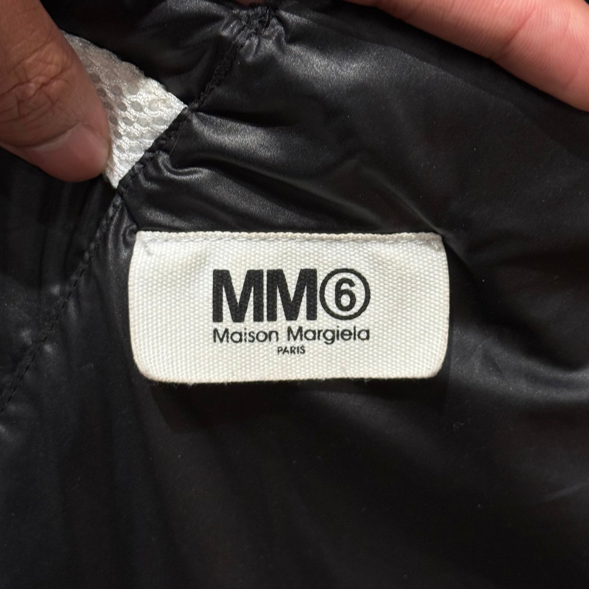 MM6 SIDE SLING REVERSIBLE BAG ‘BLACK/WHITE’