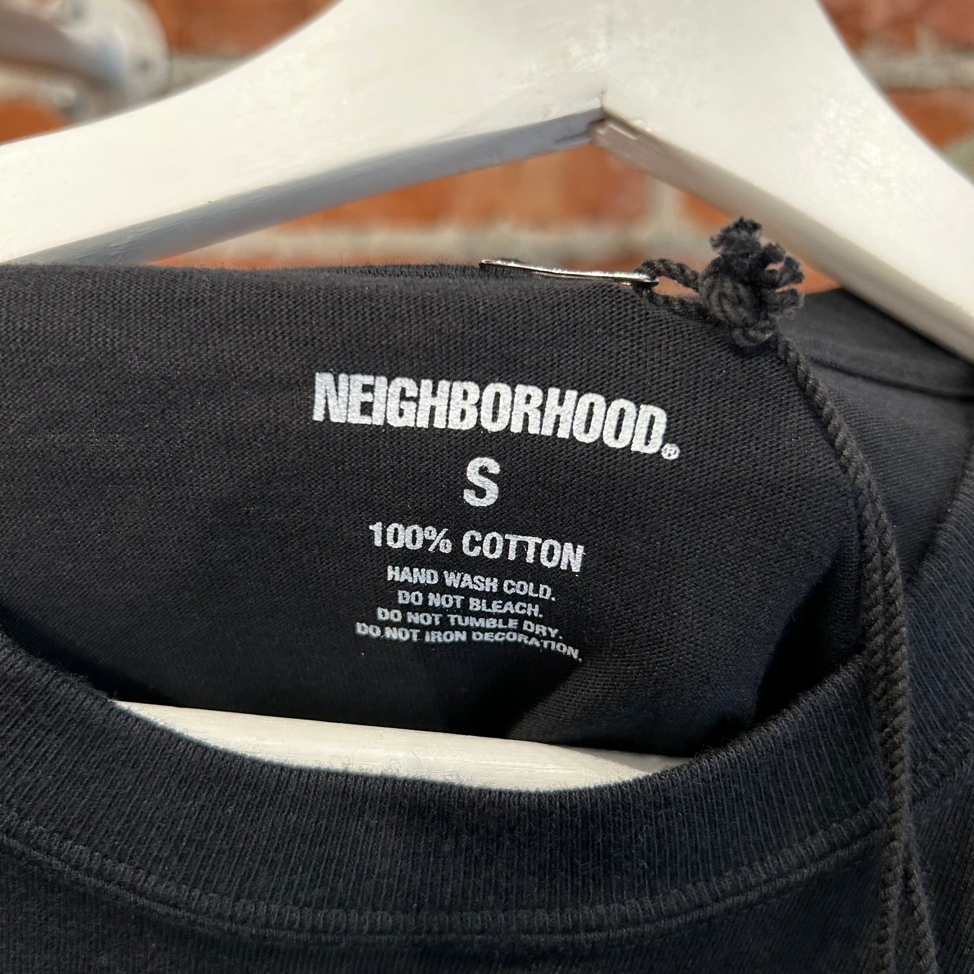 NEIGHBORHOOD TECHNICAL APPAREL OLD ENGLISH TEE ‘BLACK’