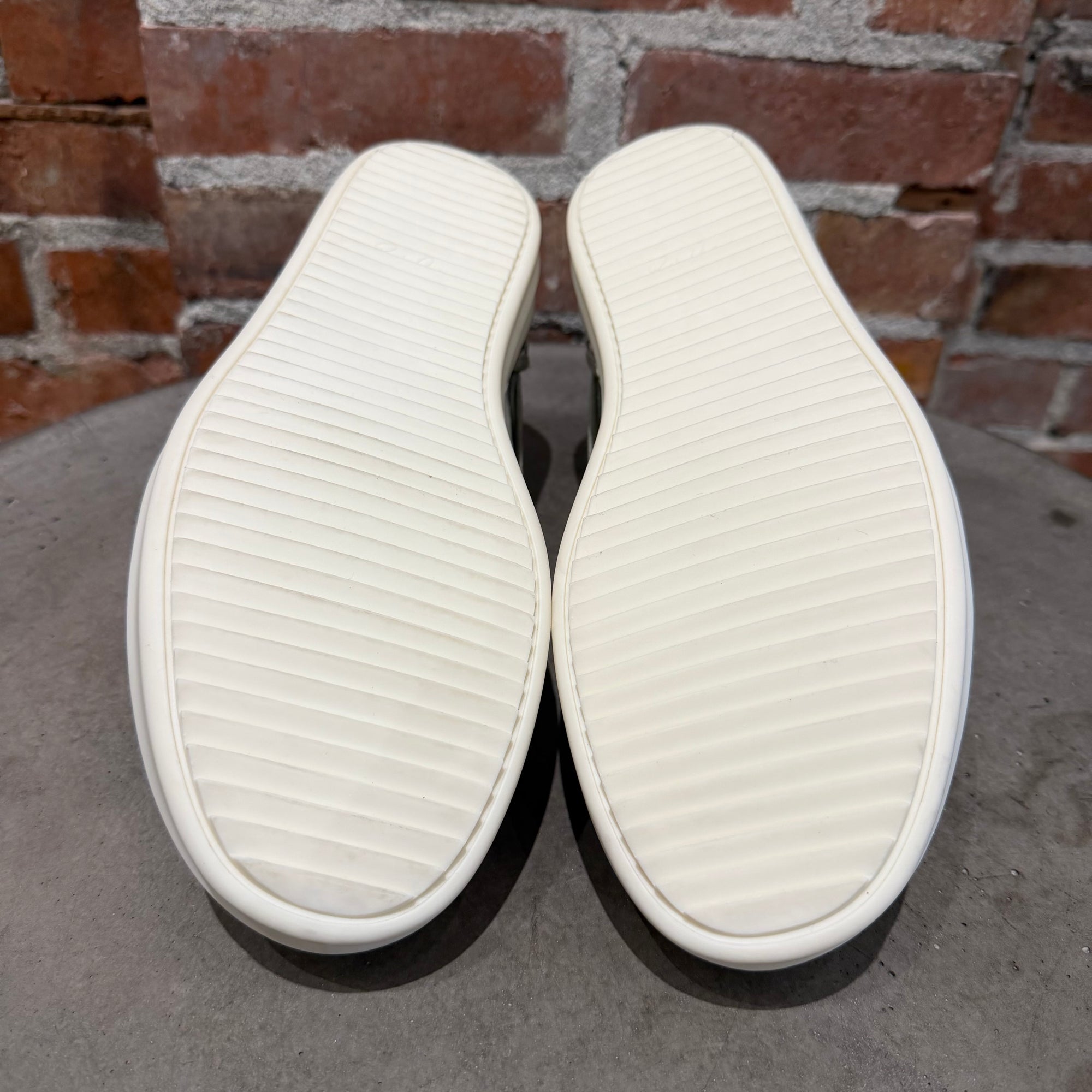RICK OWENS SS25 MEGALACE RAMONE LOWS ‘DINGE/MILK’