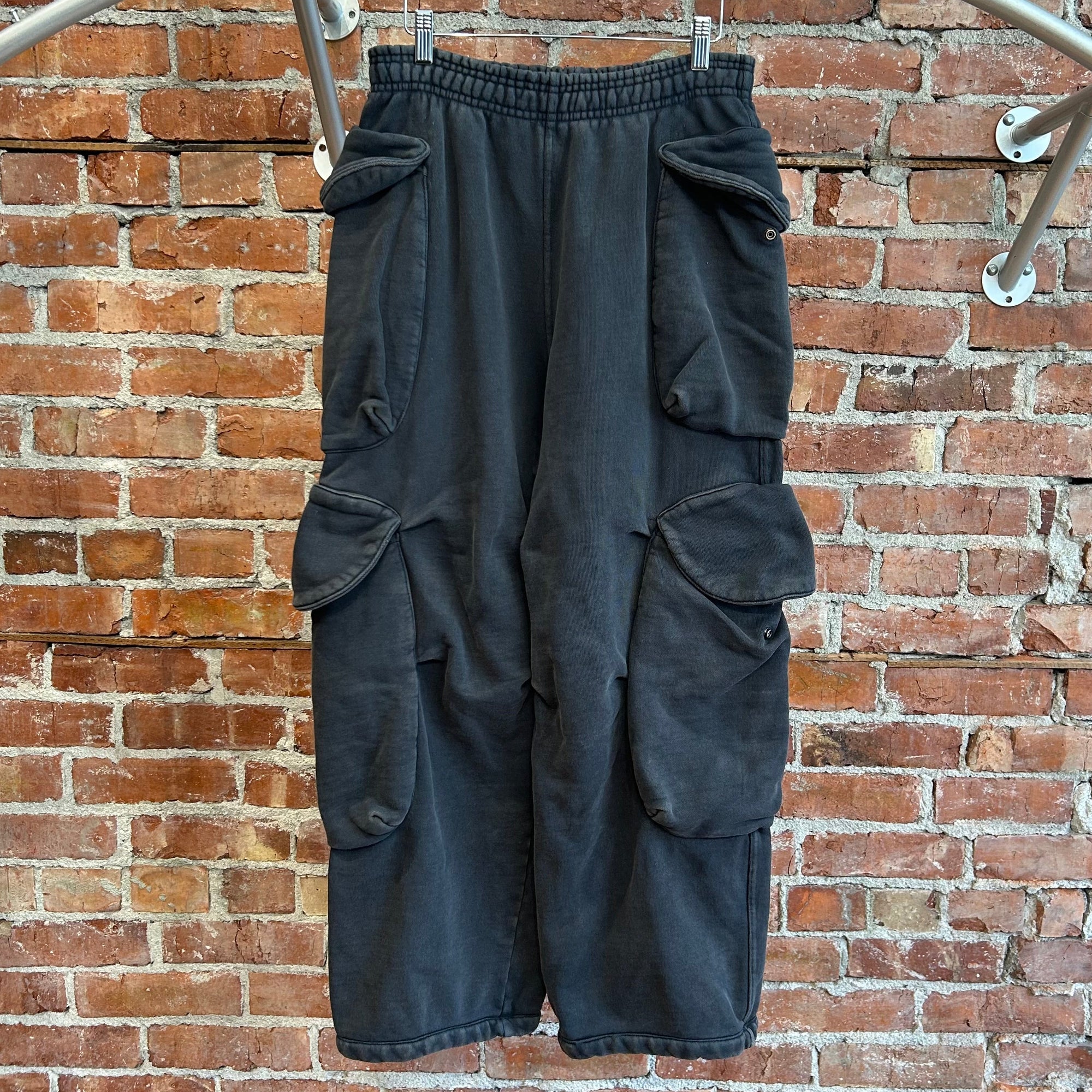 ENTIRE STUDIOS NINJA UTILITY CARGO SWEATS ‘COAL’