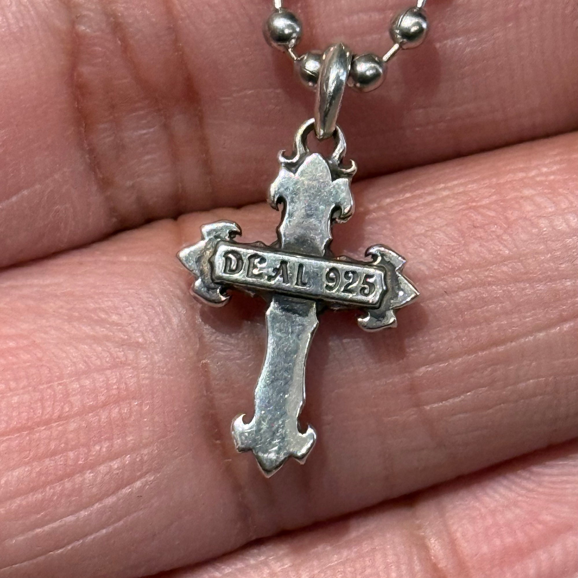 DEAL DESIGN OVERLAP CROSS NECKLACE ‘SILVER’