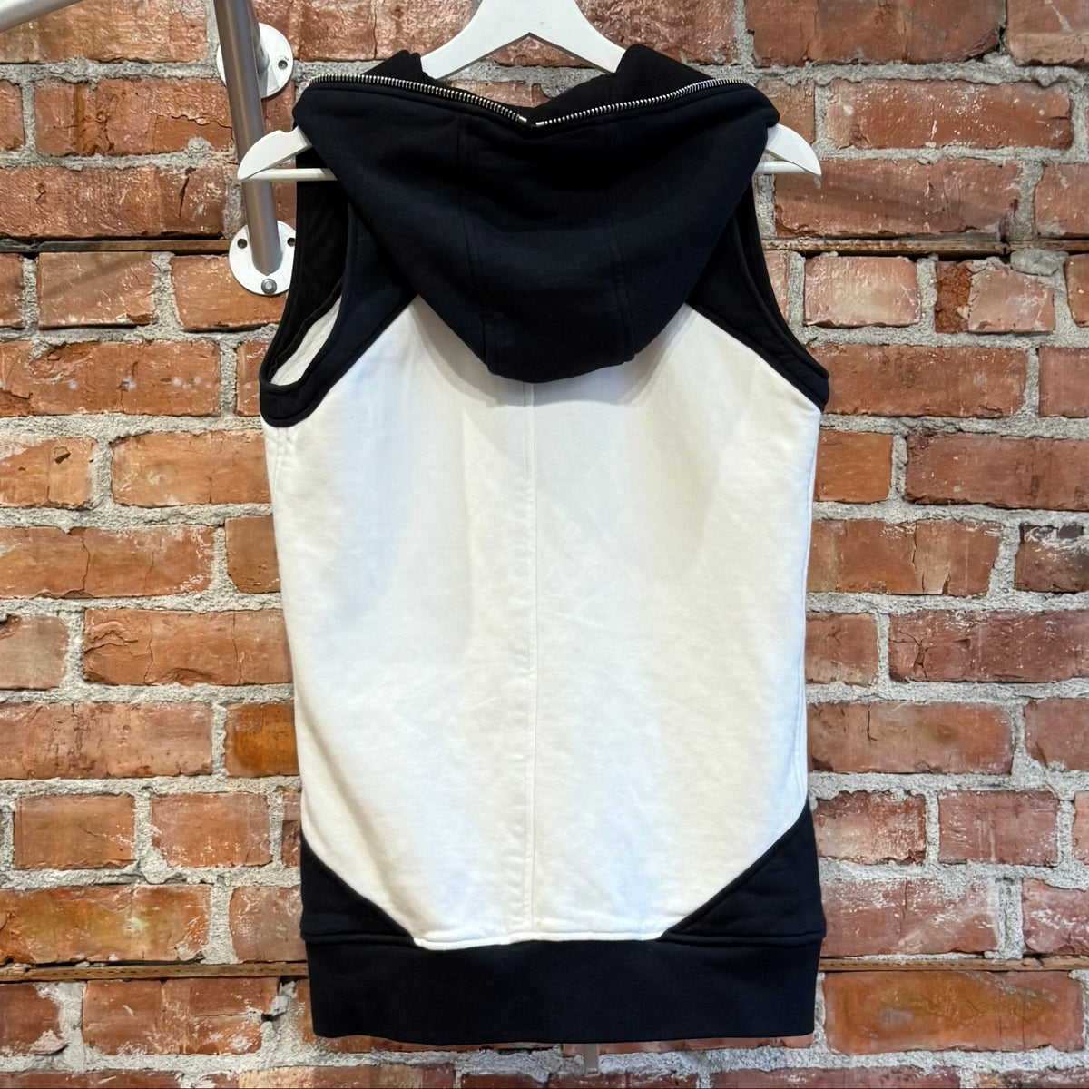 GARETH PUGH OLMAR MIRTA SLEEVELESS GIMP ZIP HOODIE ‘BLACK/WHITE”