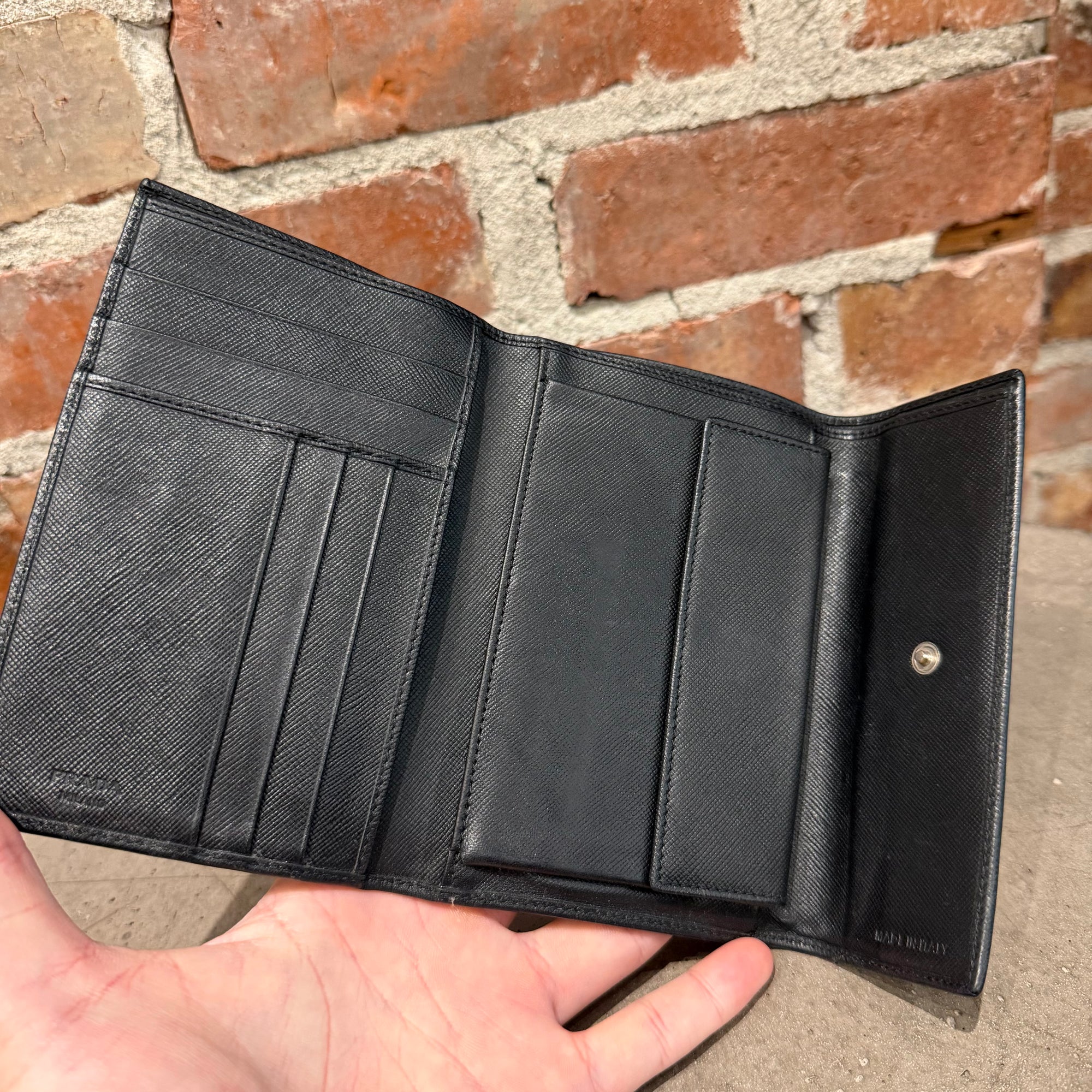 PRADA BADGE SNAP BIFOLD WALLET ‘BLACK’