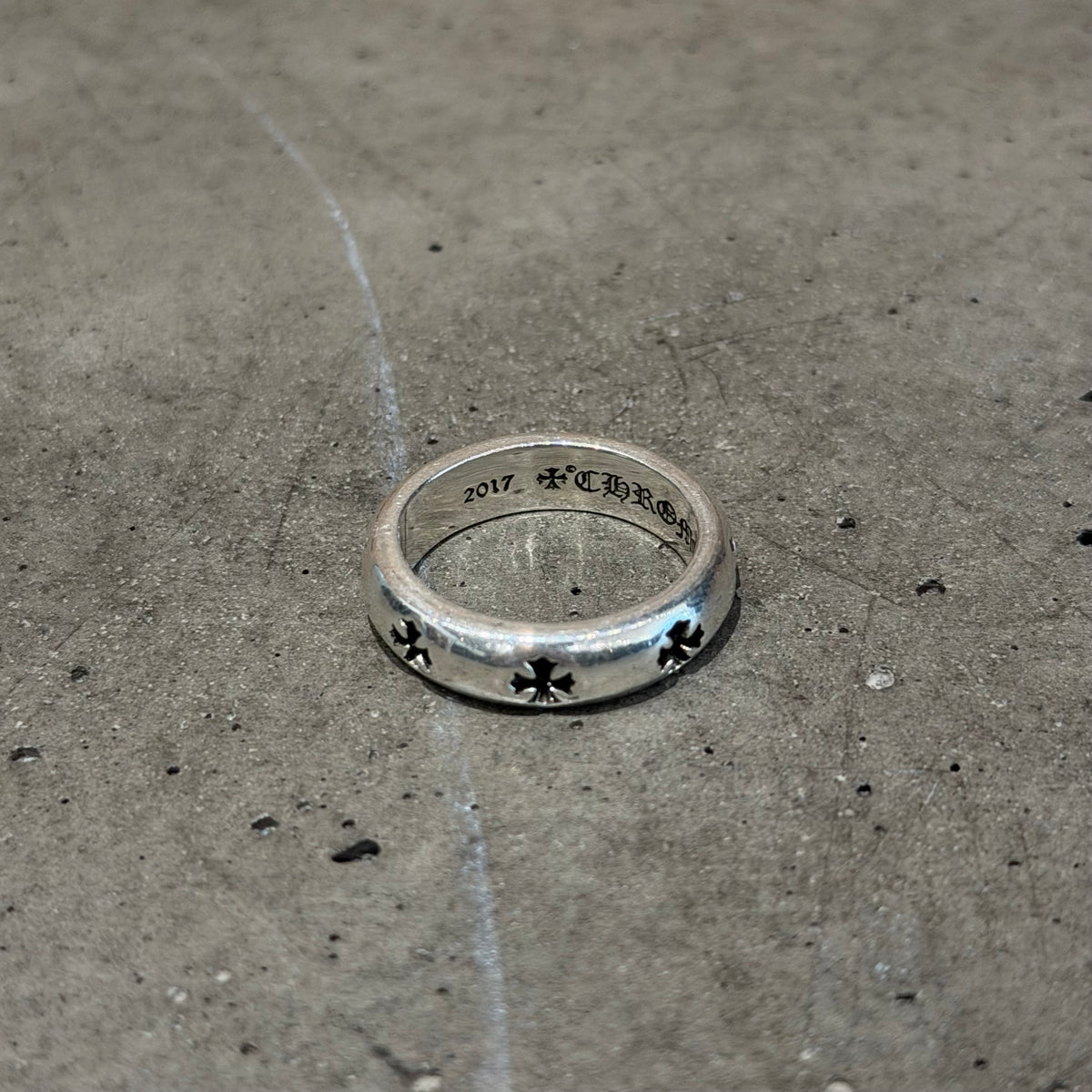 CHROME HEARTS NEGATIVE PLUS BAND RING ‘SILVER’