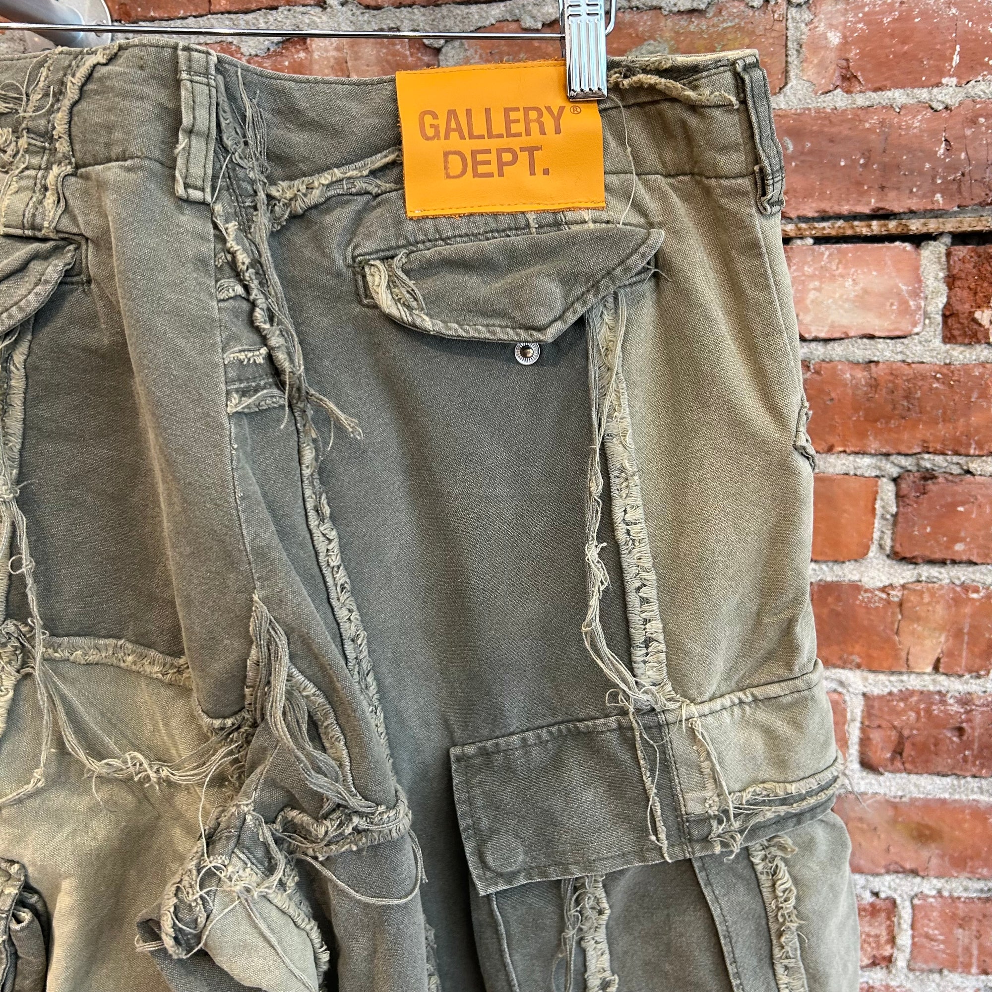 GALLERY DEPT. DISTRESSED PROGRAMMER CARGO PANTS ‘OLIVE’