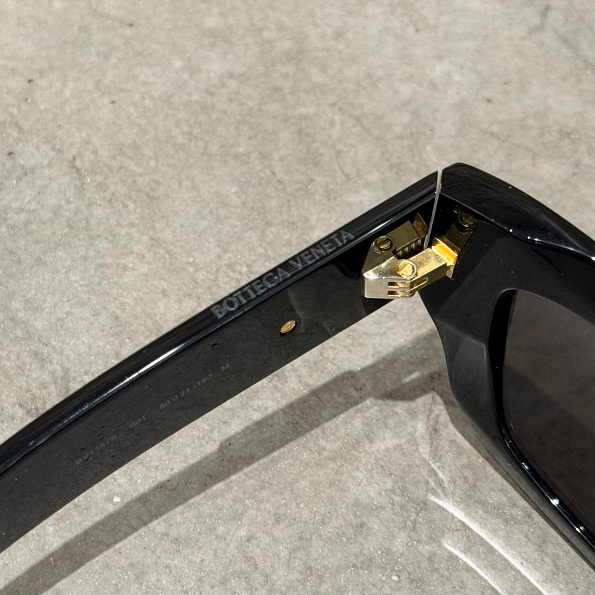BOTTEGA VENETA BV1357S SQUARE FRAME SUNGLASSES ‘BLACK’
