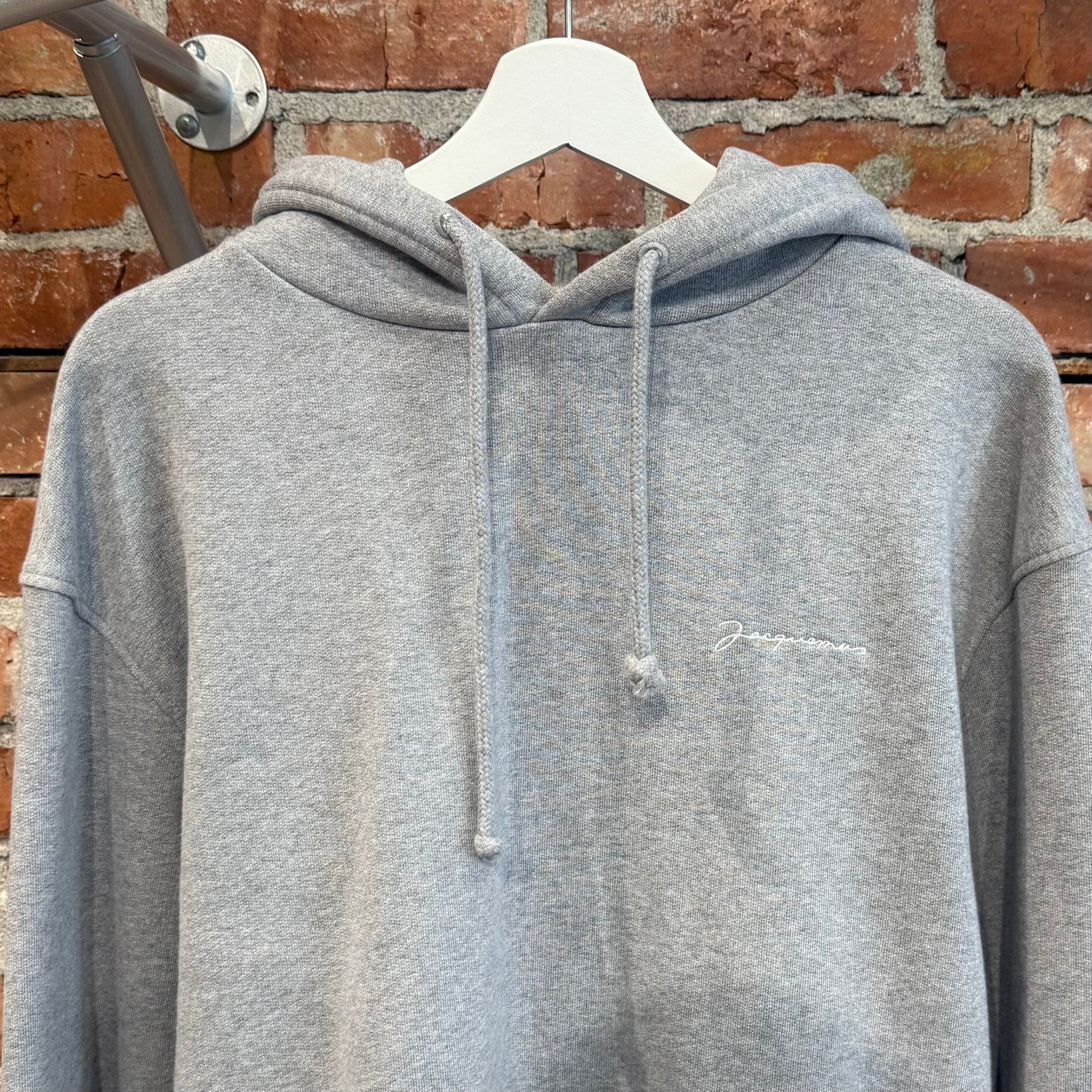 JACQUEMUS EMBROIDERED SCRIPT LOGO HOODIE ‘GREY’
