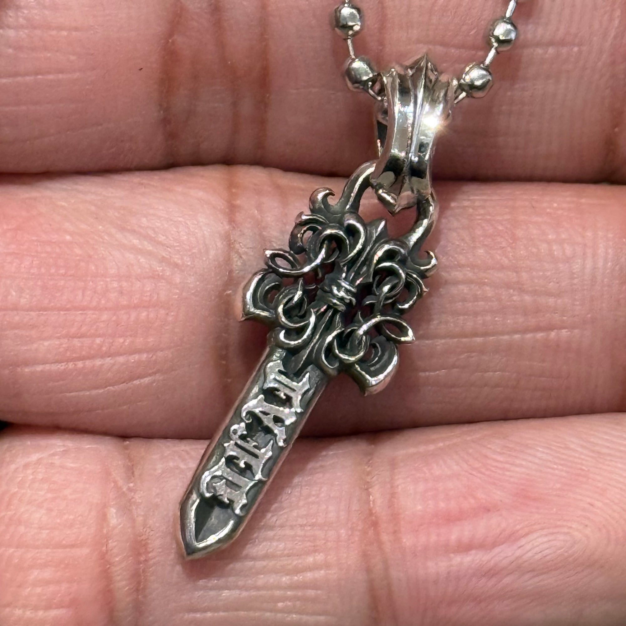 DEAL DESIGN KG DAGGER SML NECKLACE ‘SILVER’