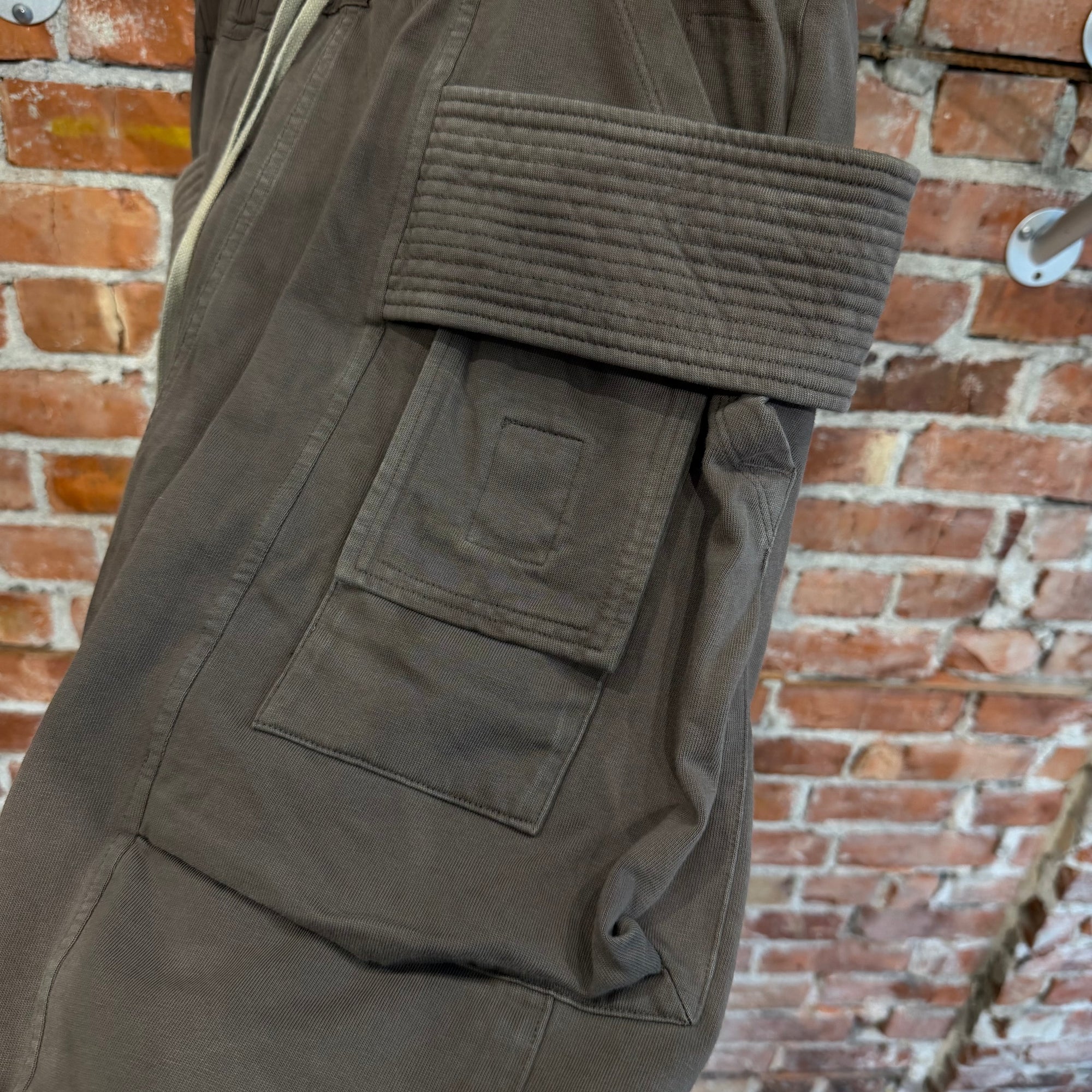 RICK OWENS DRKSDHW CREATCH CARGO SHORTS ‘DUST’
