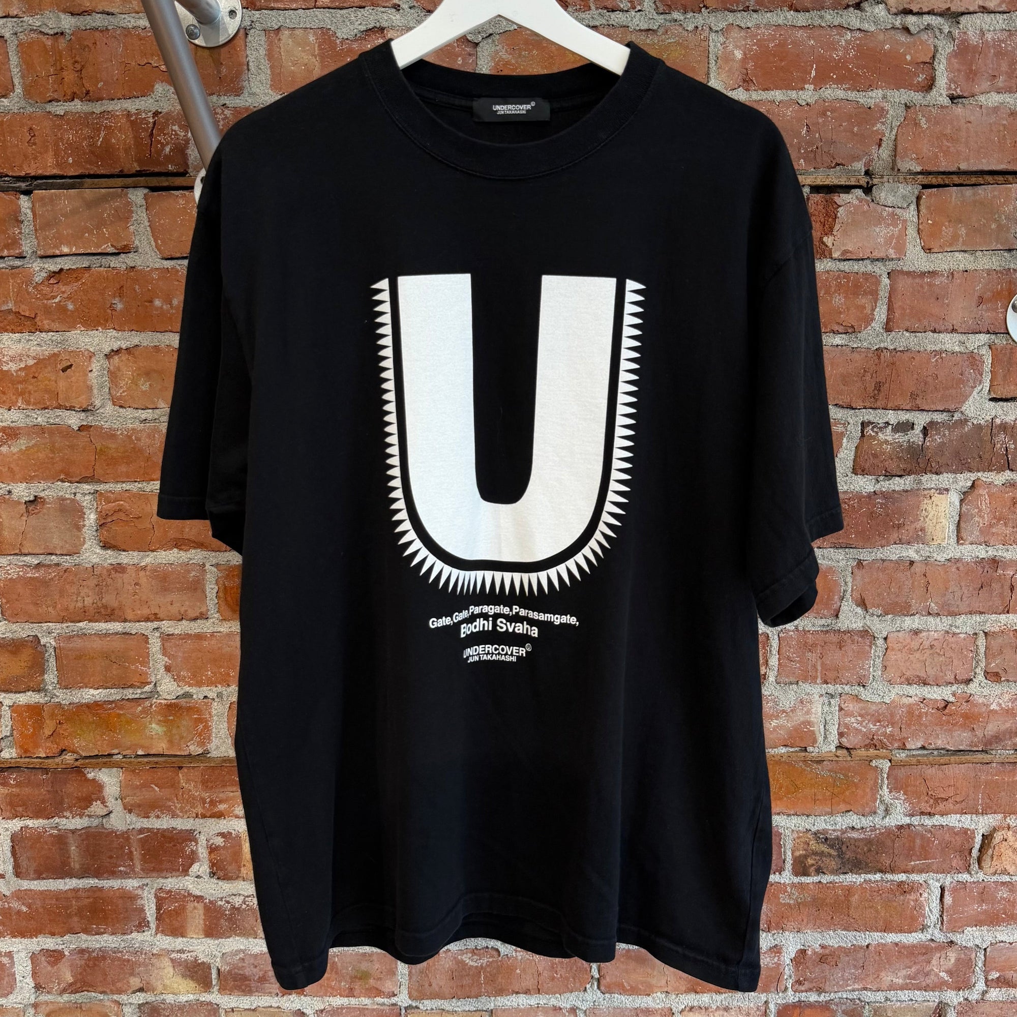 UNDERCOVER BODHI SVAHA GIZ U-LOGO TEE ‘BLACK’