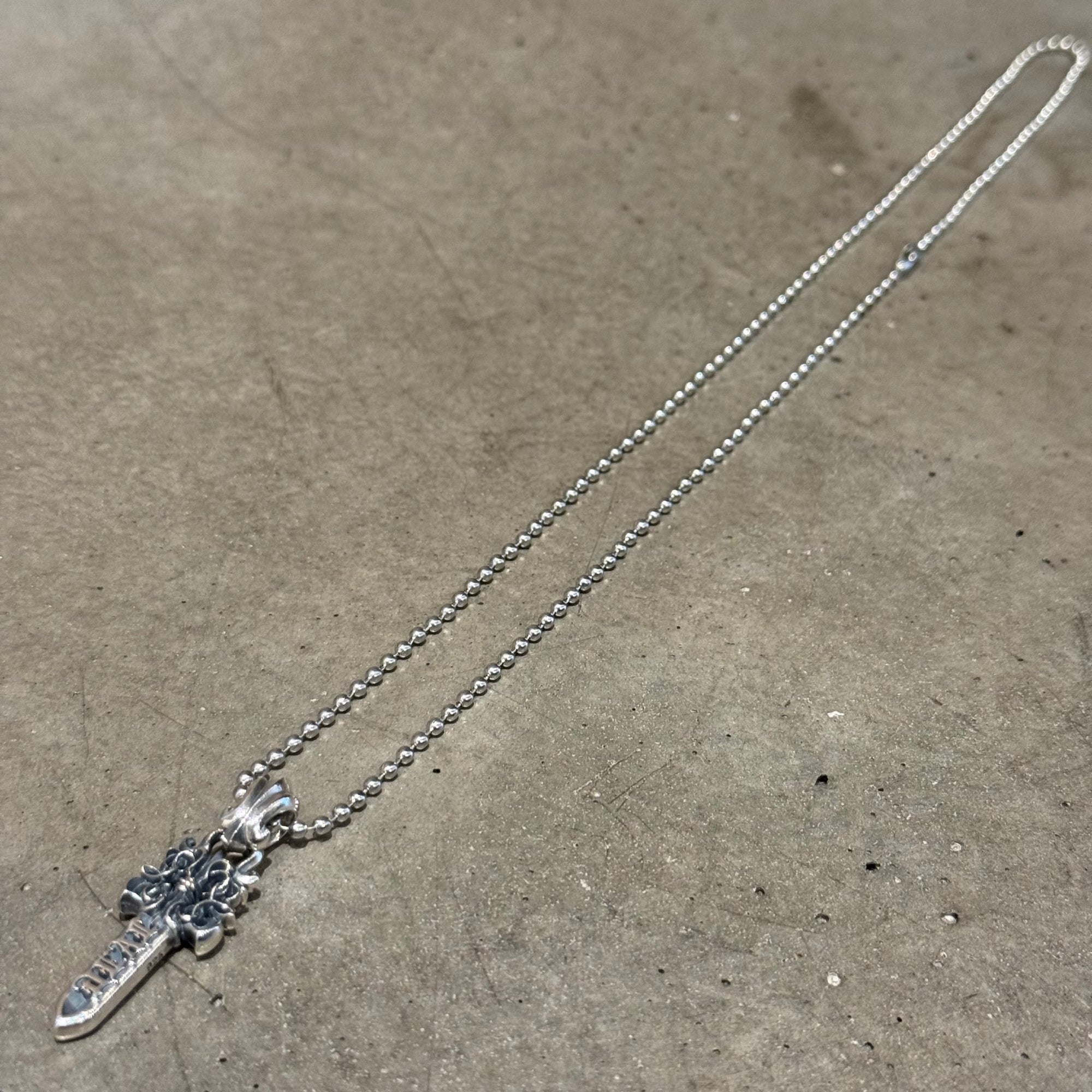 DEAL DESIGN KG DAGGER MED NECKLACE ‘SILVER’