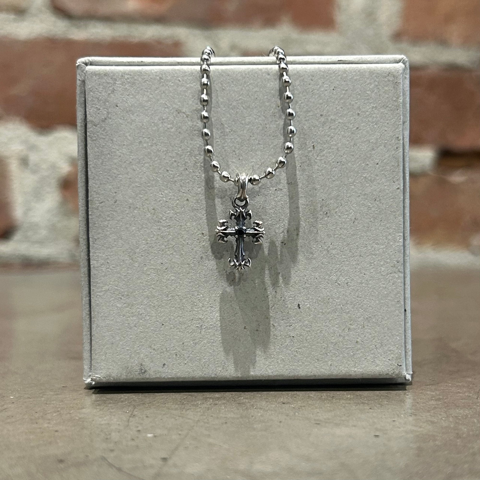 DEAL DESIGN GL CROSS XXS ONYX NECKLACE ‘SILVER’