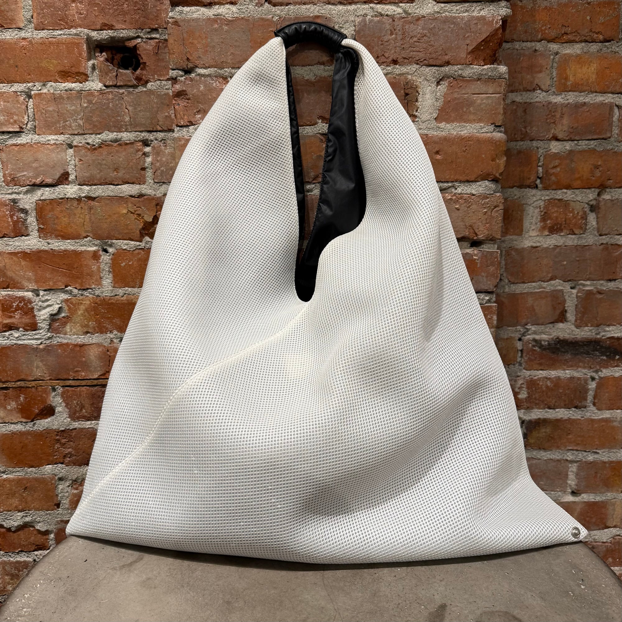 MM6 SIDE SLING REVERSIBLE BAG ‘BLACK/WHITE’