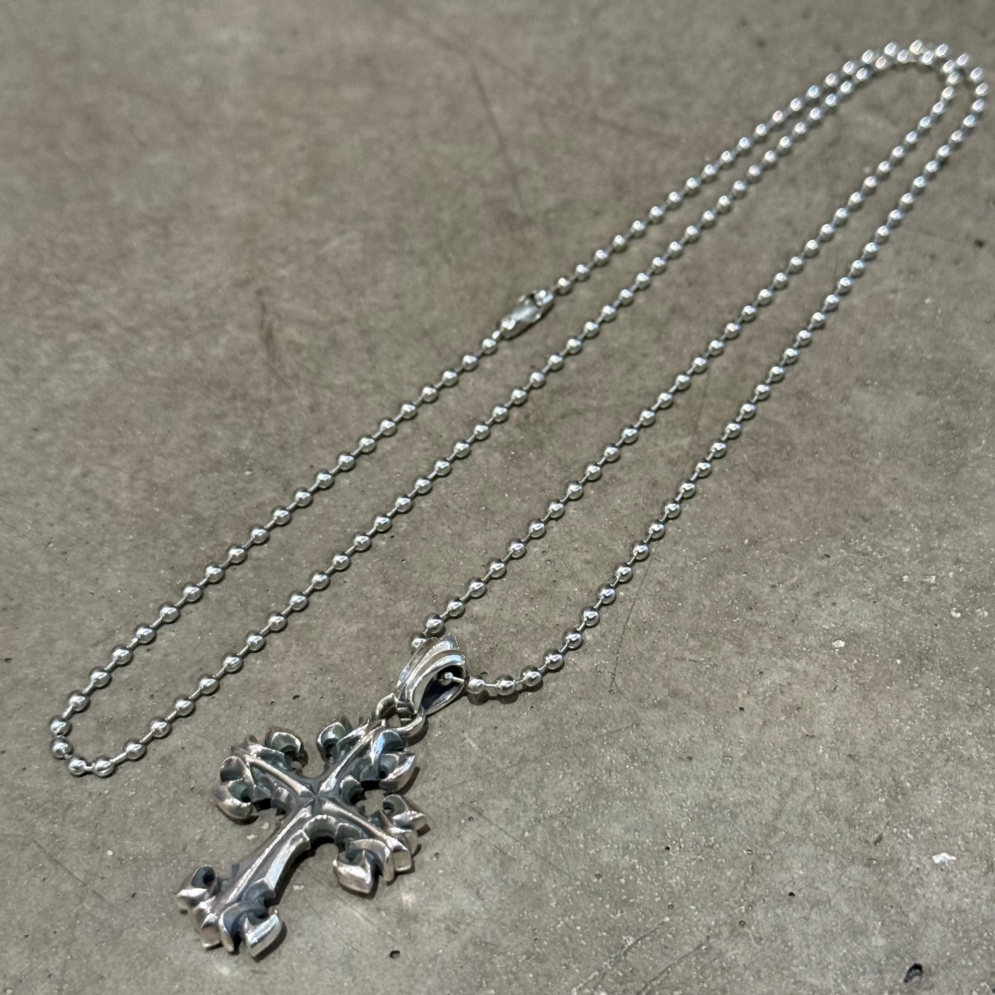 DEAL DESIGN GL CROSS SML NECKLACE ‘SILVER’