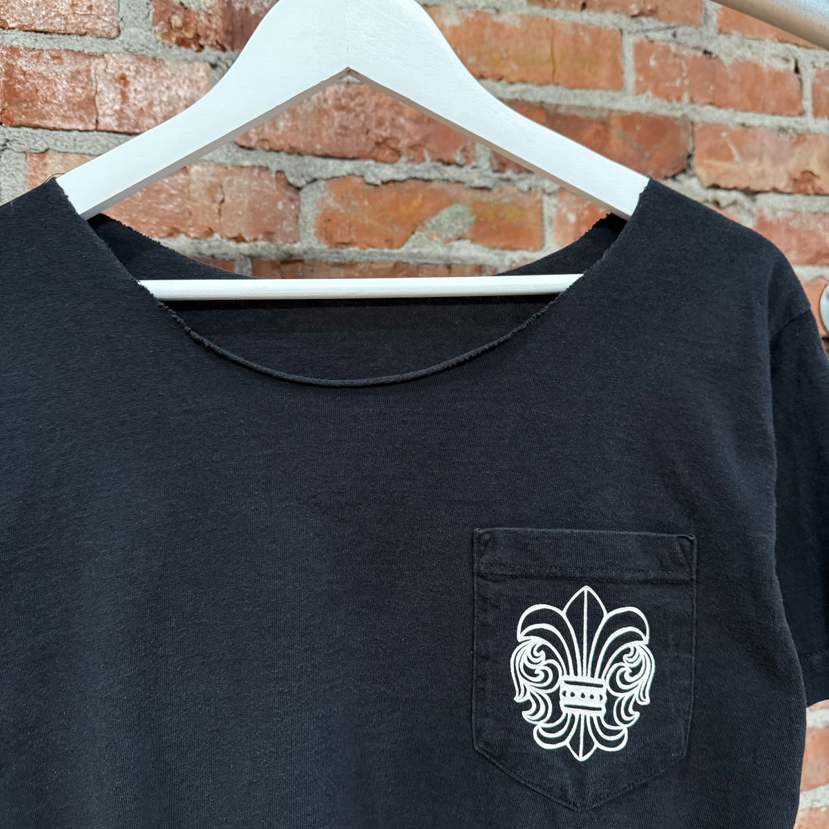 CHROME HEARTS VINTAGE NYC EXCLUSIVE FLEUR POCKET TEE ‘BLACK’