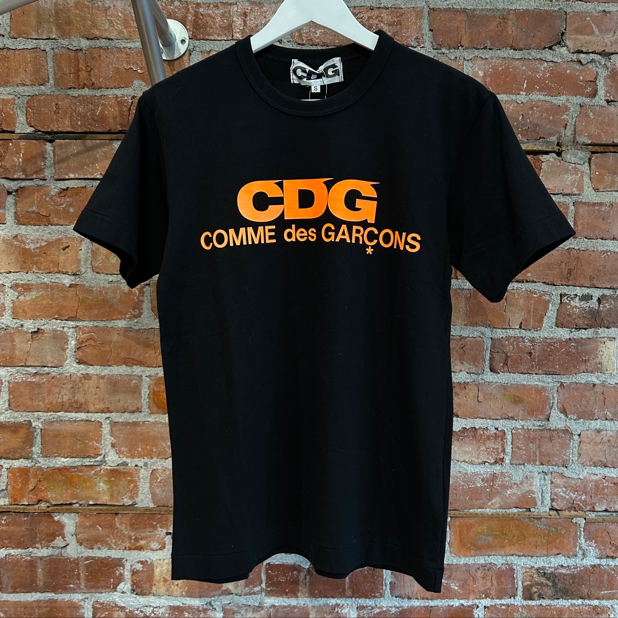 COMME DES GARÇONS CDG LOGO TEE ‘BLACK/ORANGE’
