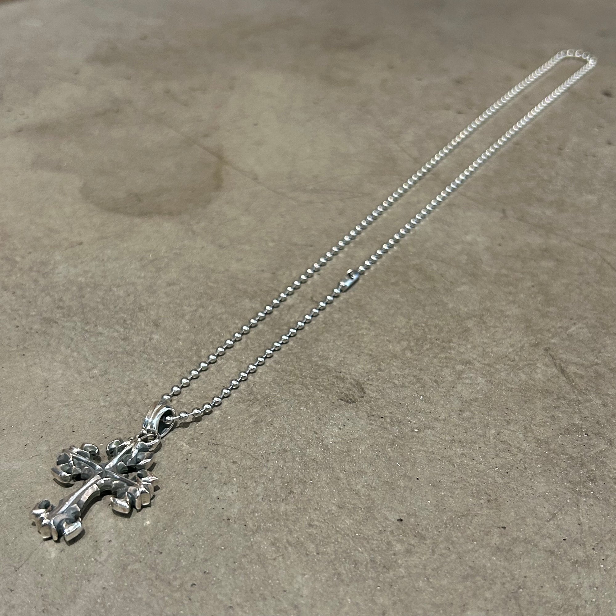 DEAL DESIGN GL CROSS SML NECKLACE ‘SILVER’