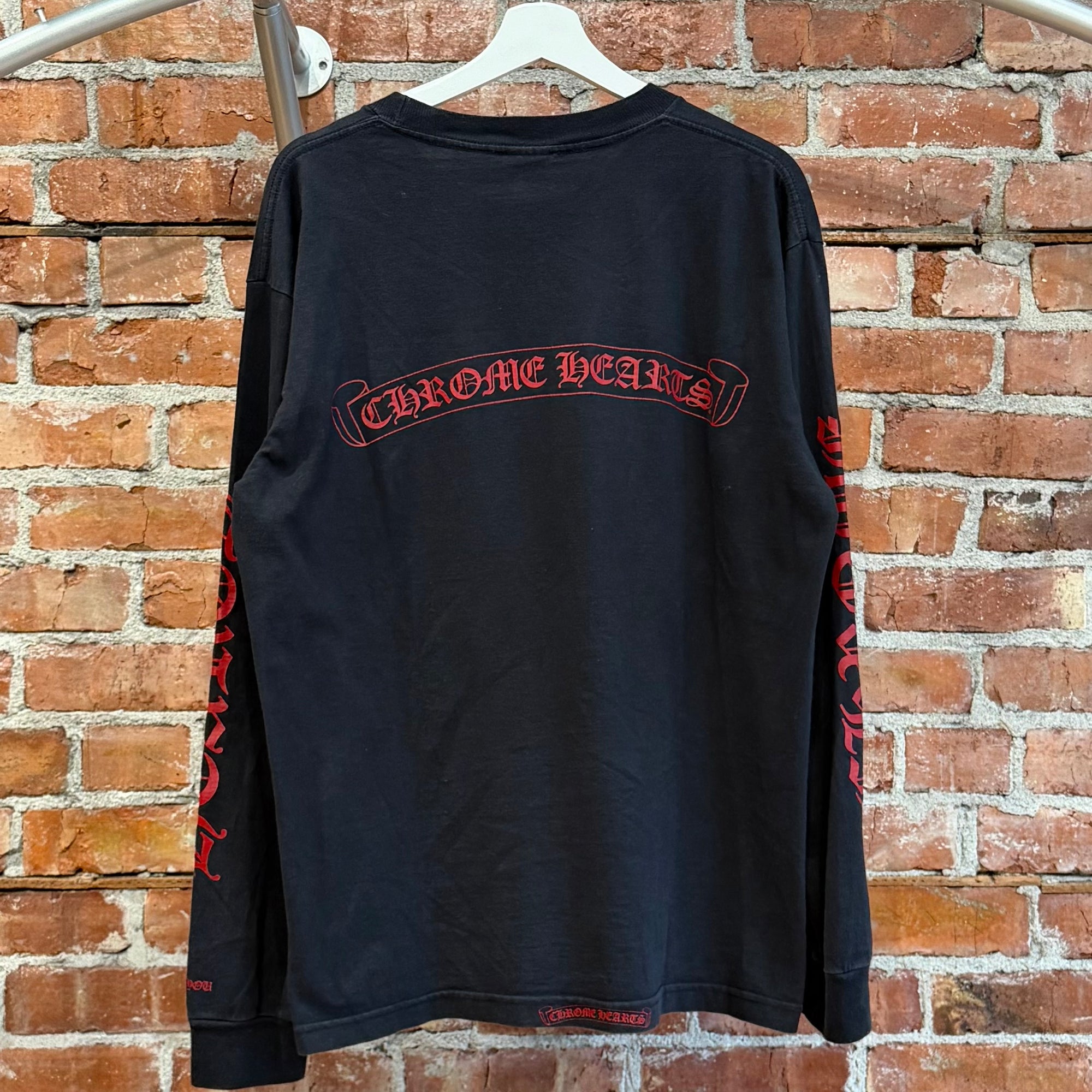 CHROME HEARTS VINTAGE SPELLOUT POCKET LONGSLEEVE ‘BLACK/RED’