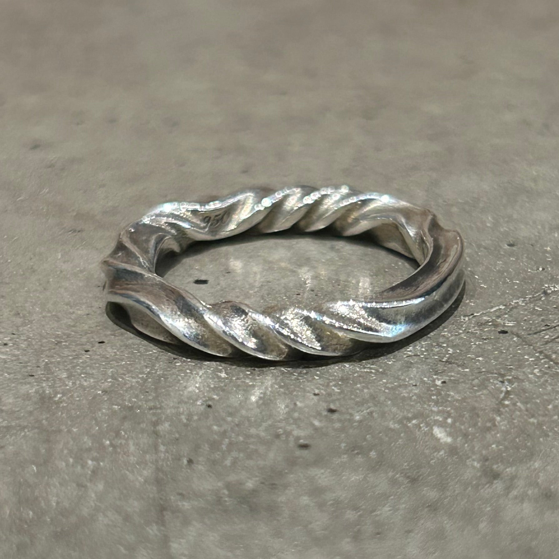 DEAL DESIGN REVERSE TWIST SCROLL RING 'SILVER'