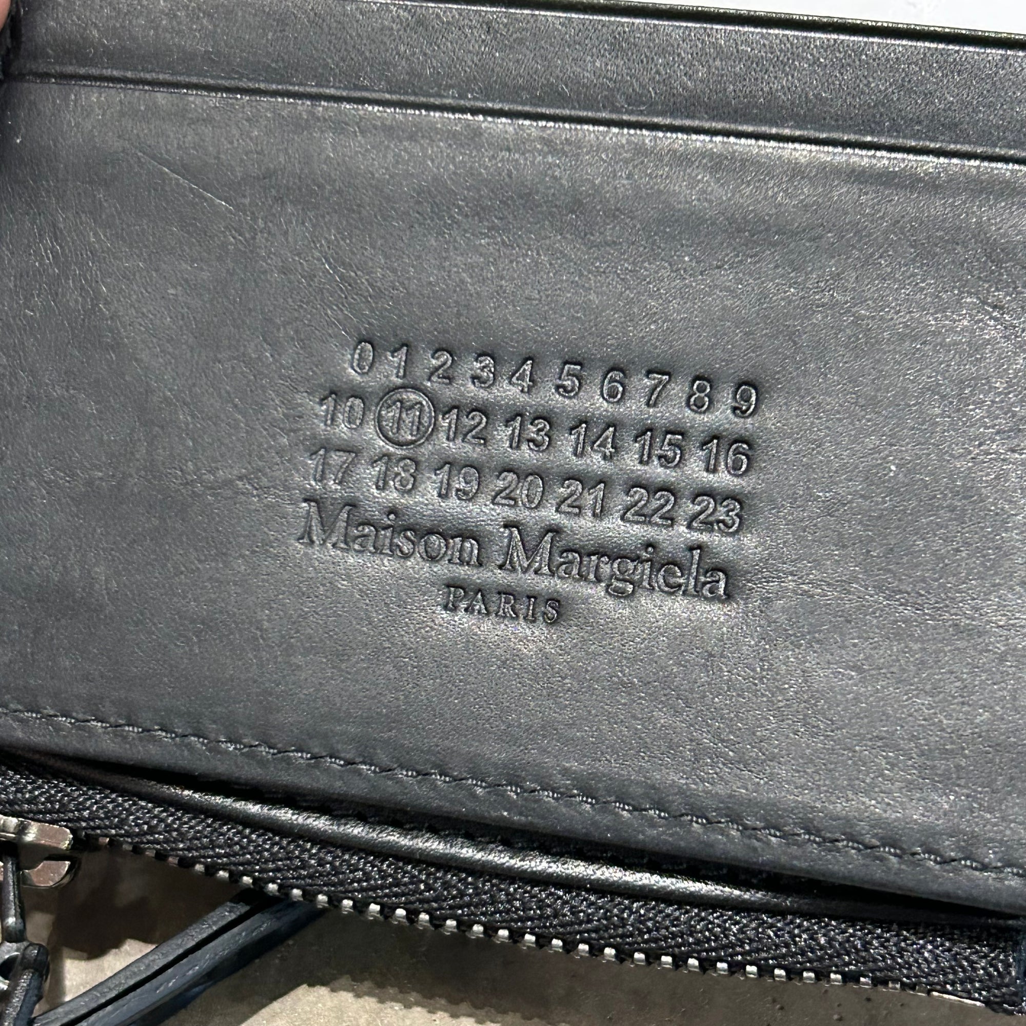 MAISON MARGIELA FOUR STITCH BIFOLD ZIP WALLET ‘BLACK’