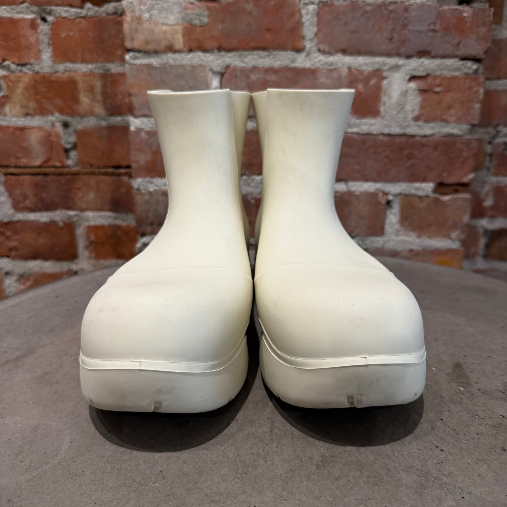 BOTTEGA VENETA PUDDLE BOOTS ‘SALT’