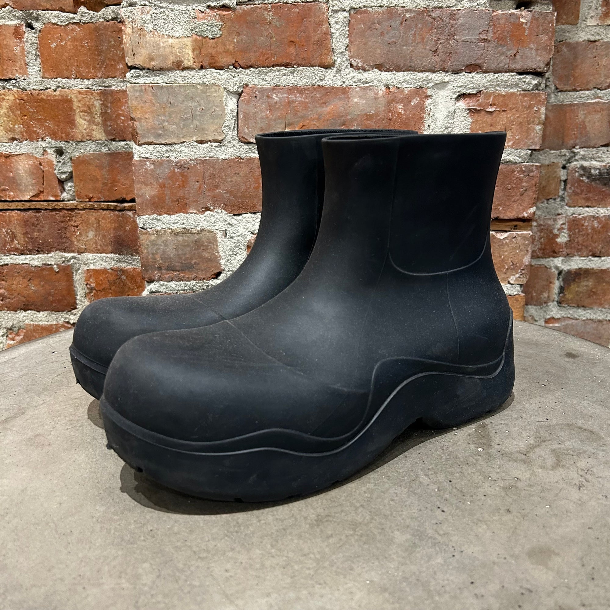 BOTTEGA VENETA PUDDLE BOOTS ‘BLACK’
