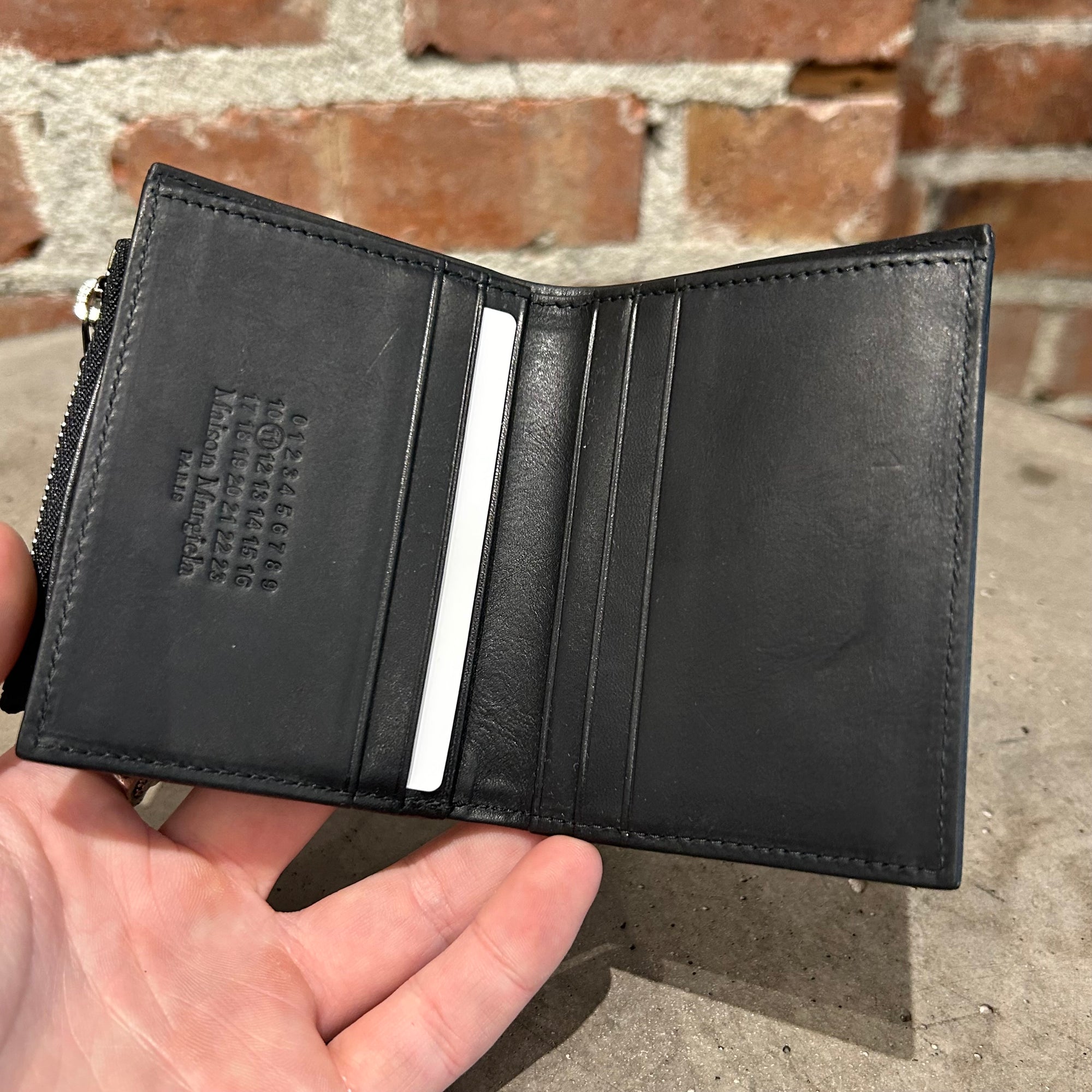 MAISON MARGIELA FOUR STITCH BIFOLD ZIP WALLET ‘BLACK’