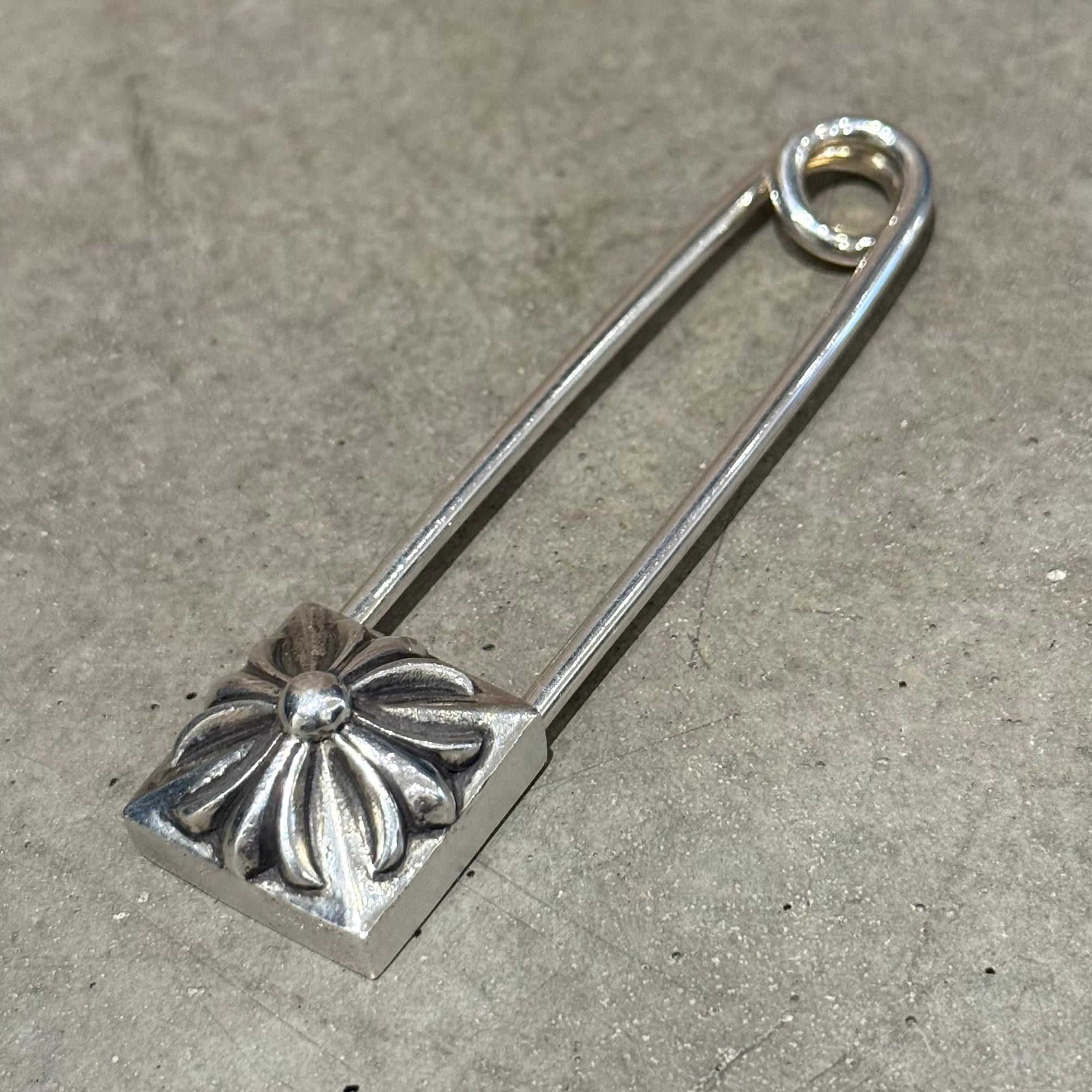 CHROME HEARTS PYRAMID PLUS LARGE SAFETY PIN ‘SILVER’