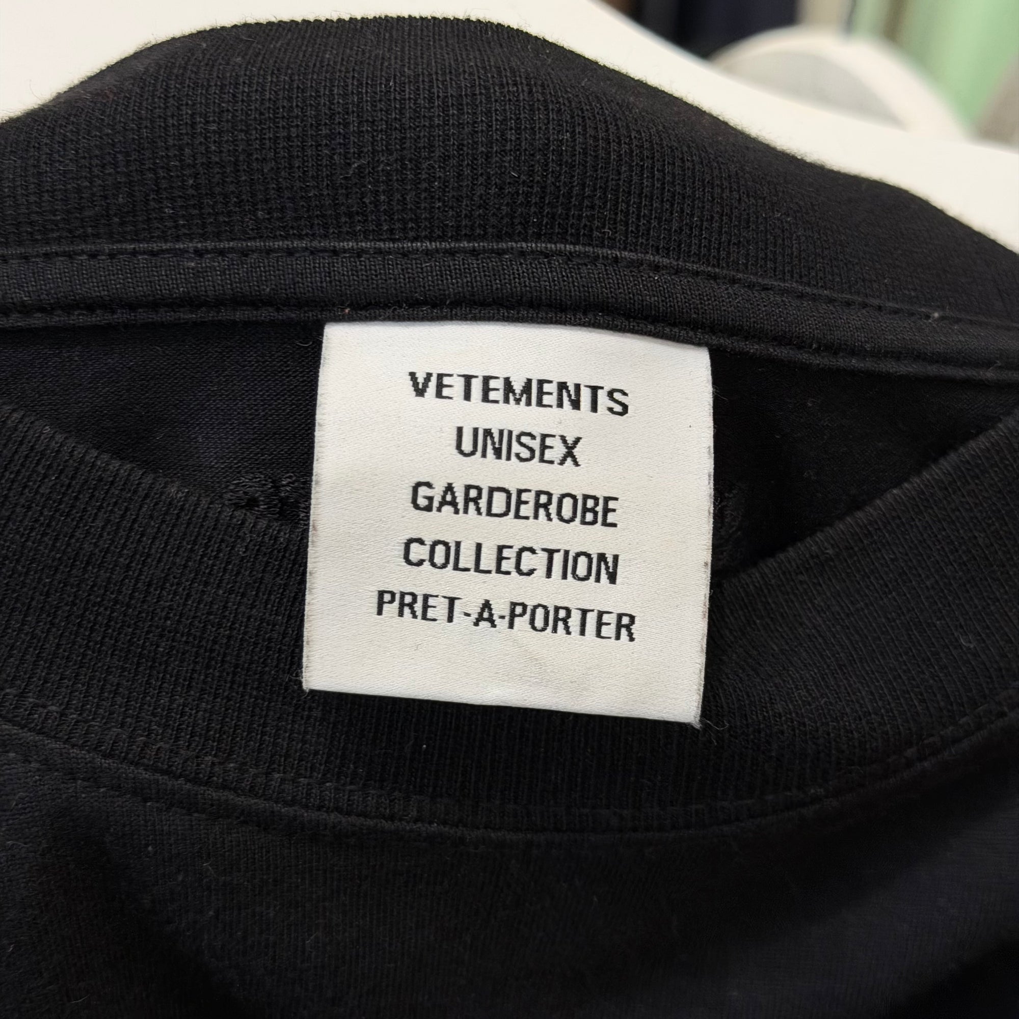 VETEMENTS AW21 THINK GLOBALLY RAINBOW TEE ‘BLACK’